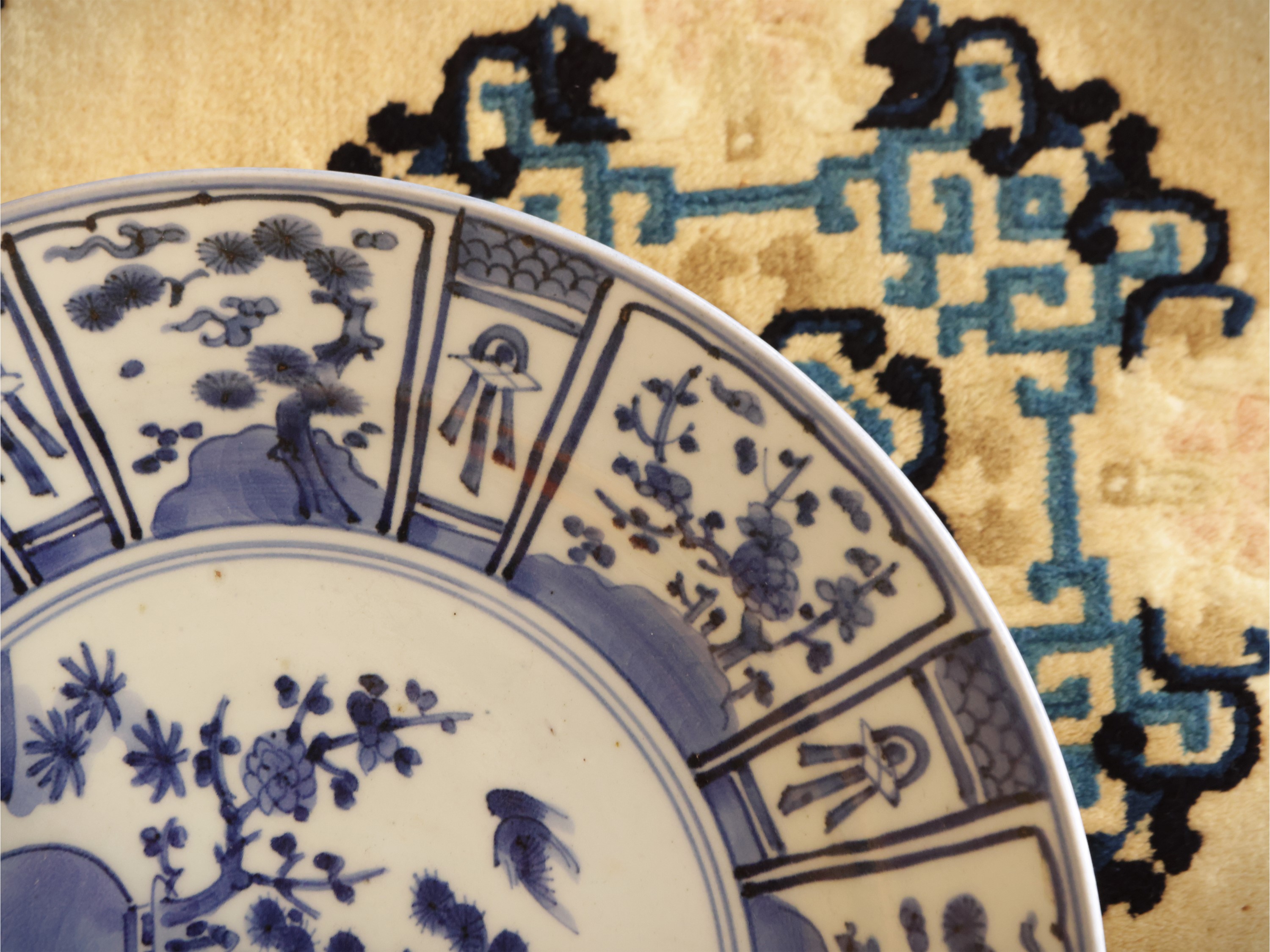 Piatto in porcellana bianco blu con motivo di bogu, Cina, dinastia Qing