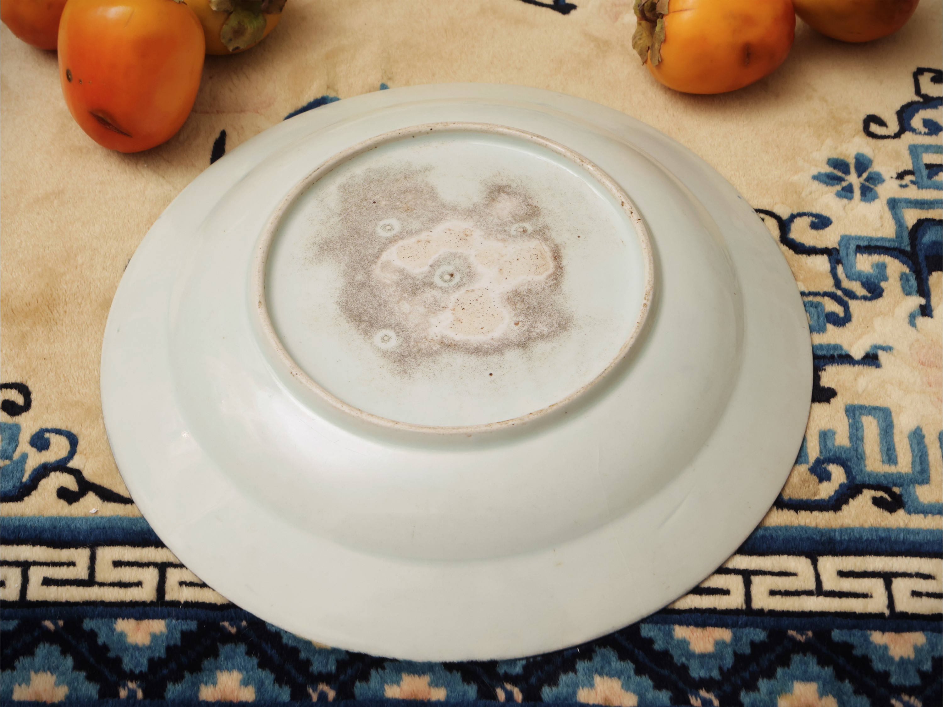 Piatto in porcellana bianco blu con motivo di bogu, Cina, dinastia Qing