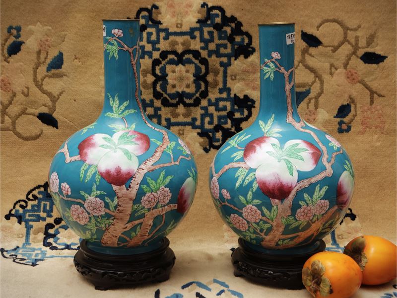 Coppia di vasi in rame smaltato dipinto con motivo di pesche e pipistrelli, Cina, periodo Repubbl...