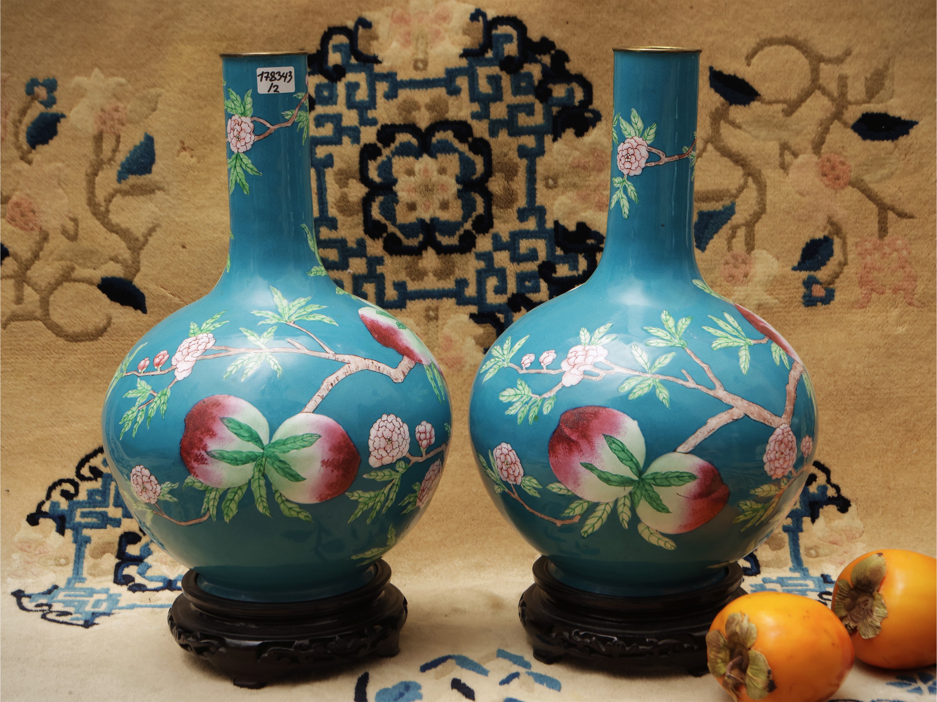 Coppia di vasi in rame smaltato dipinto con motivo di pesche e pipistrelli, Cina, periodo Repubbl...