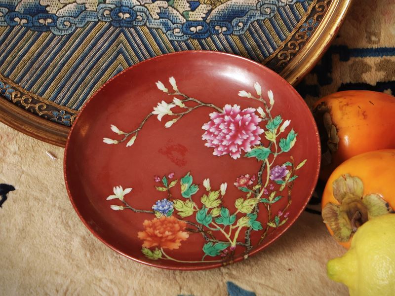 Piatto in porcellana a fondo yanzhihong con decorazione floreale, Cina, marchio Qianlong
