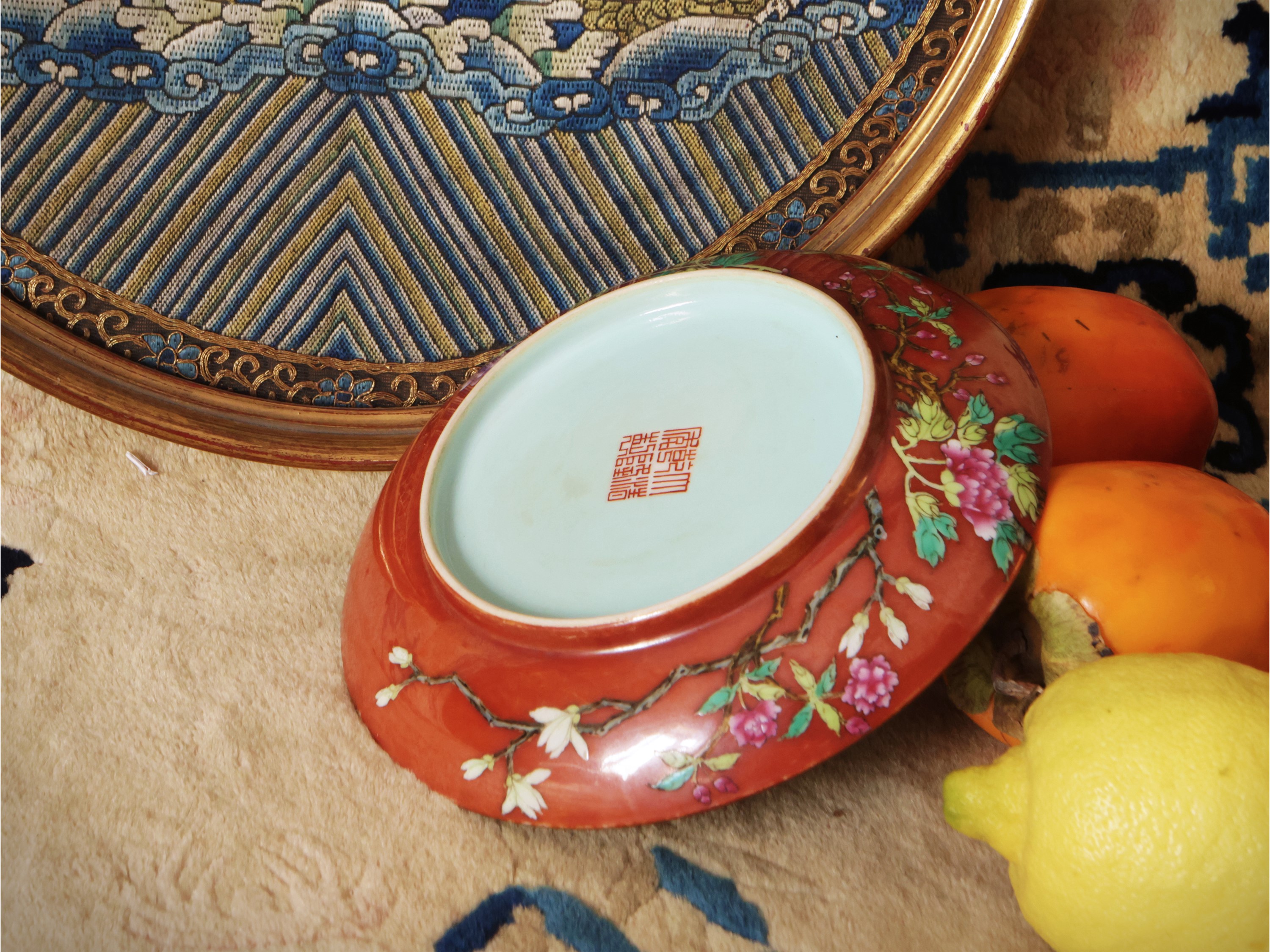 Piatto in porcellana a fondo yanzhihong con decorazione floreale, Cina, marchio Qianlong