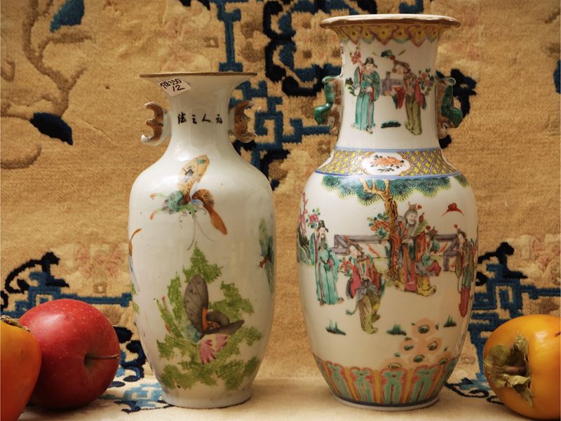 Due vasi in porcellana famiglia rosa con decorazioni di figure e farfalle, Cina, fine dinastia