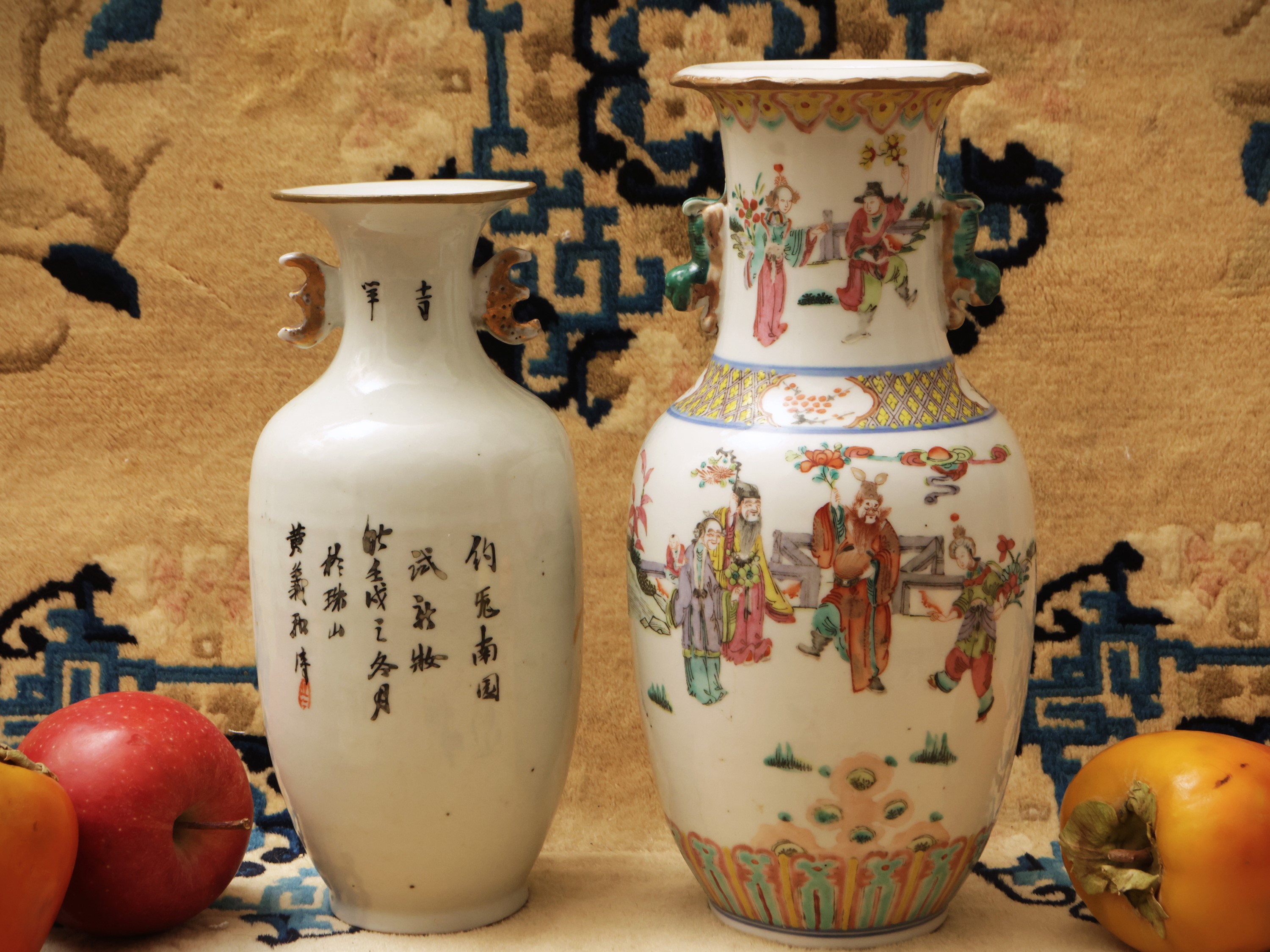 Due vasi in porcellana famiglia rosa con decorazioni di figure e farfalle, Cina, fine dinastia