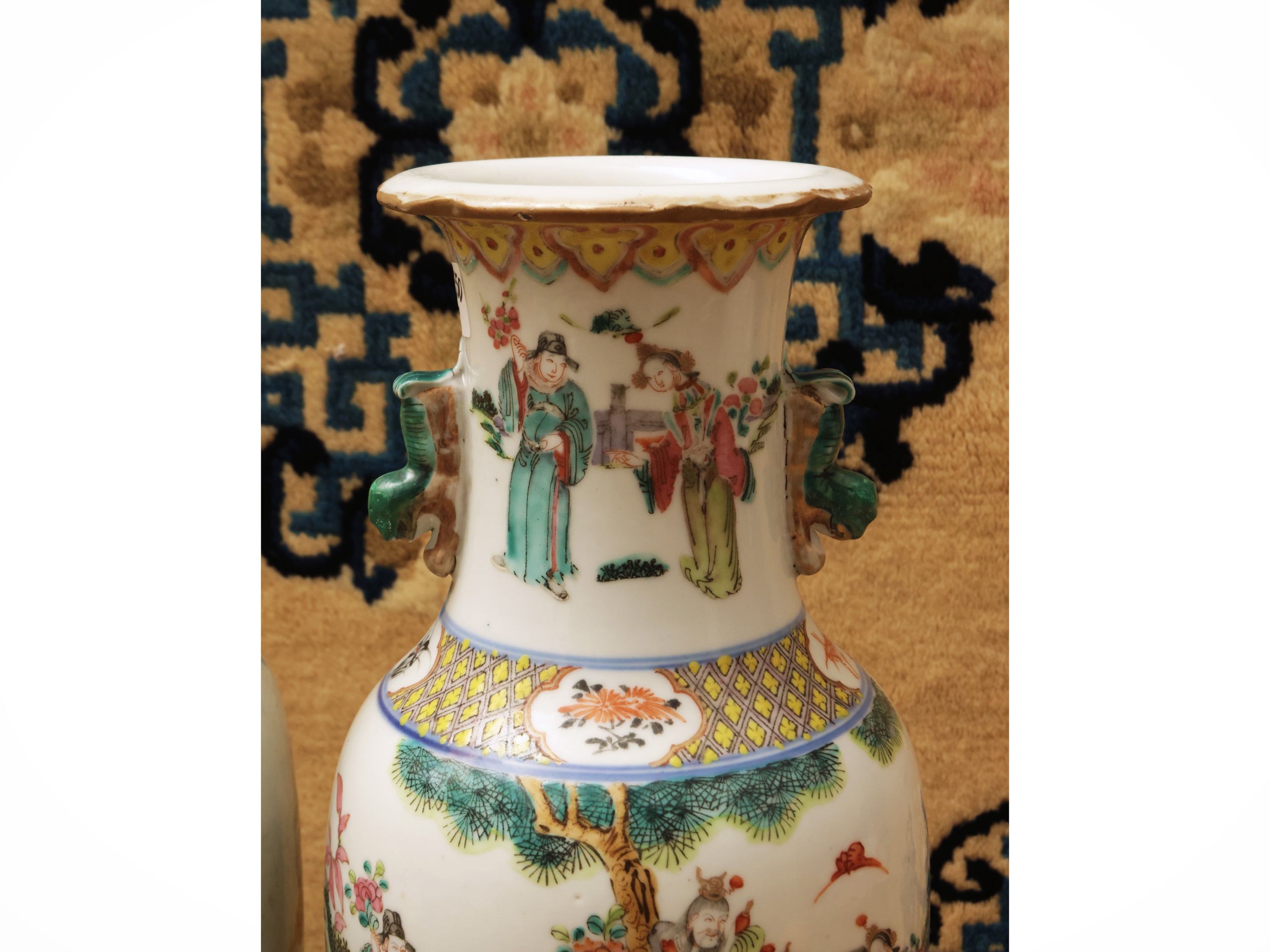 Due vasi in porcellana famiglia rosa con decorazioni di figure e farfalle, Cina, fine dinastia