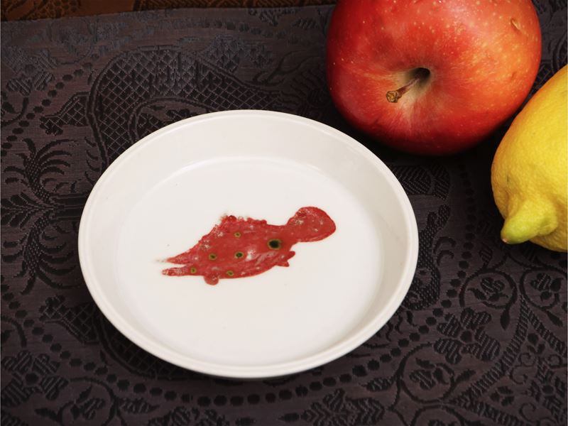 Sciaquapennelli in porcellana con decorazione di pesce in rosso sotto smalto, Cina, marchio Kangx...