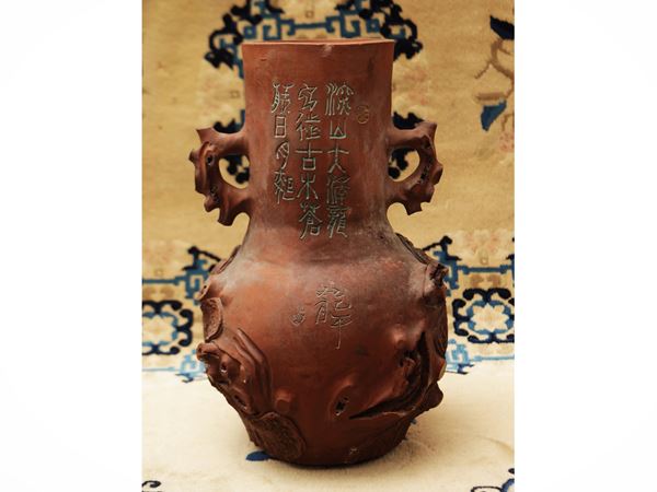 Vaso in terracotta tipo Yixing a forma di radice, Cina, fine sec. XIX – inizi sec. XX