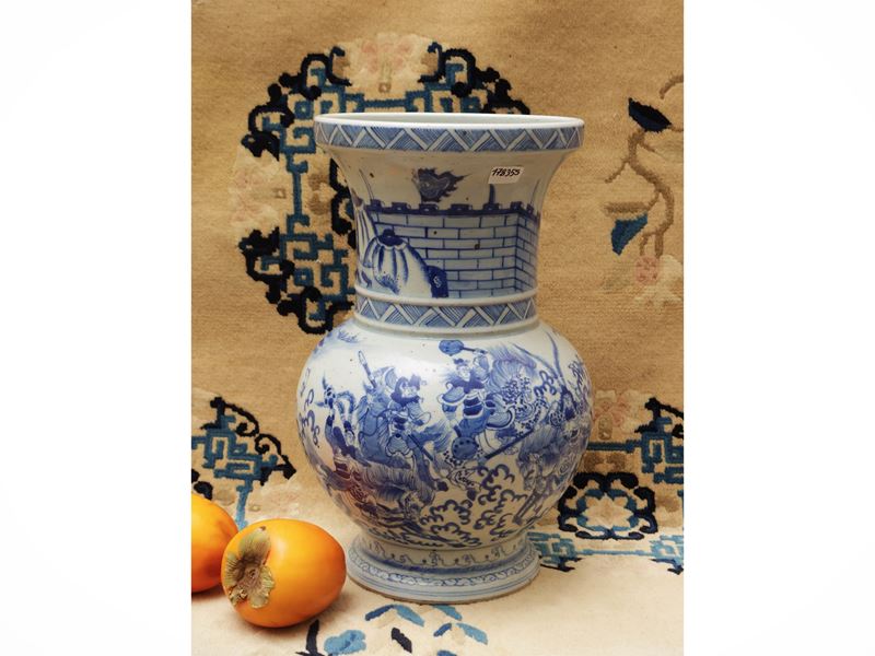 Vaso a forma di huagu in porcellana bianco blu con figure, Cina, periodo Repubblica