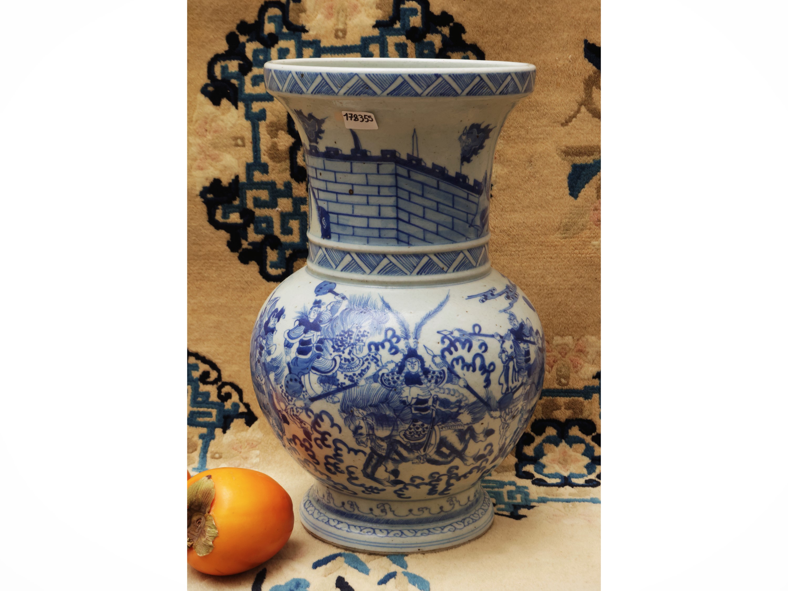 Vaso a forma di huagu in porcellana bianco blu con figure, Cina, periodo Repubblica