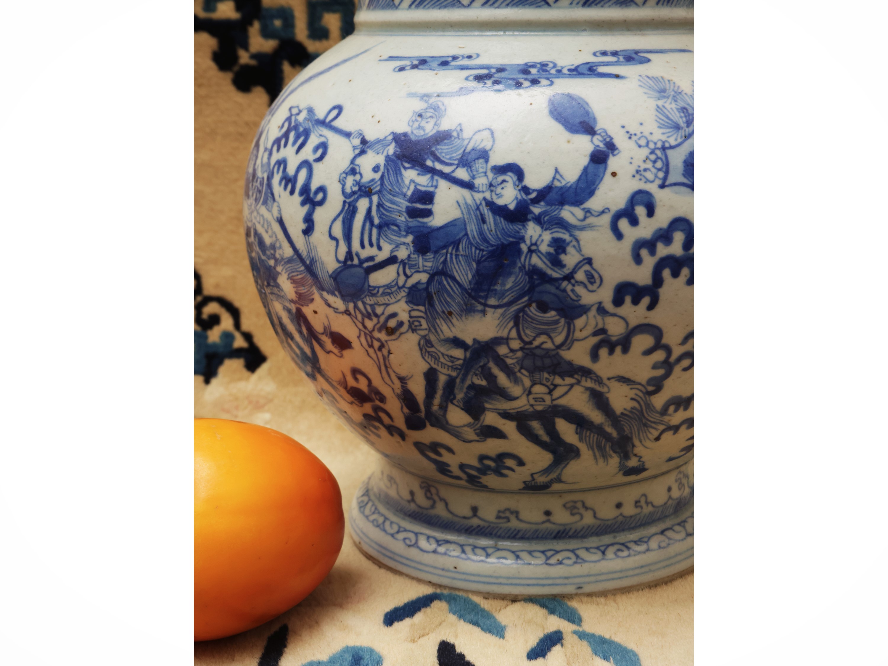 Vaso a forma di huagu in porcellana bianco blu con figure, Cina, periodo Repubblica