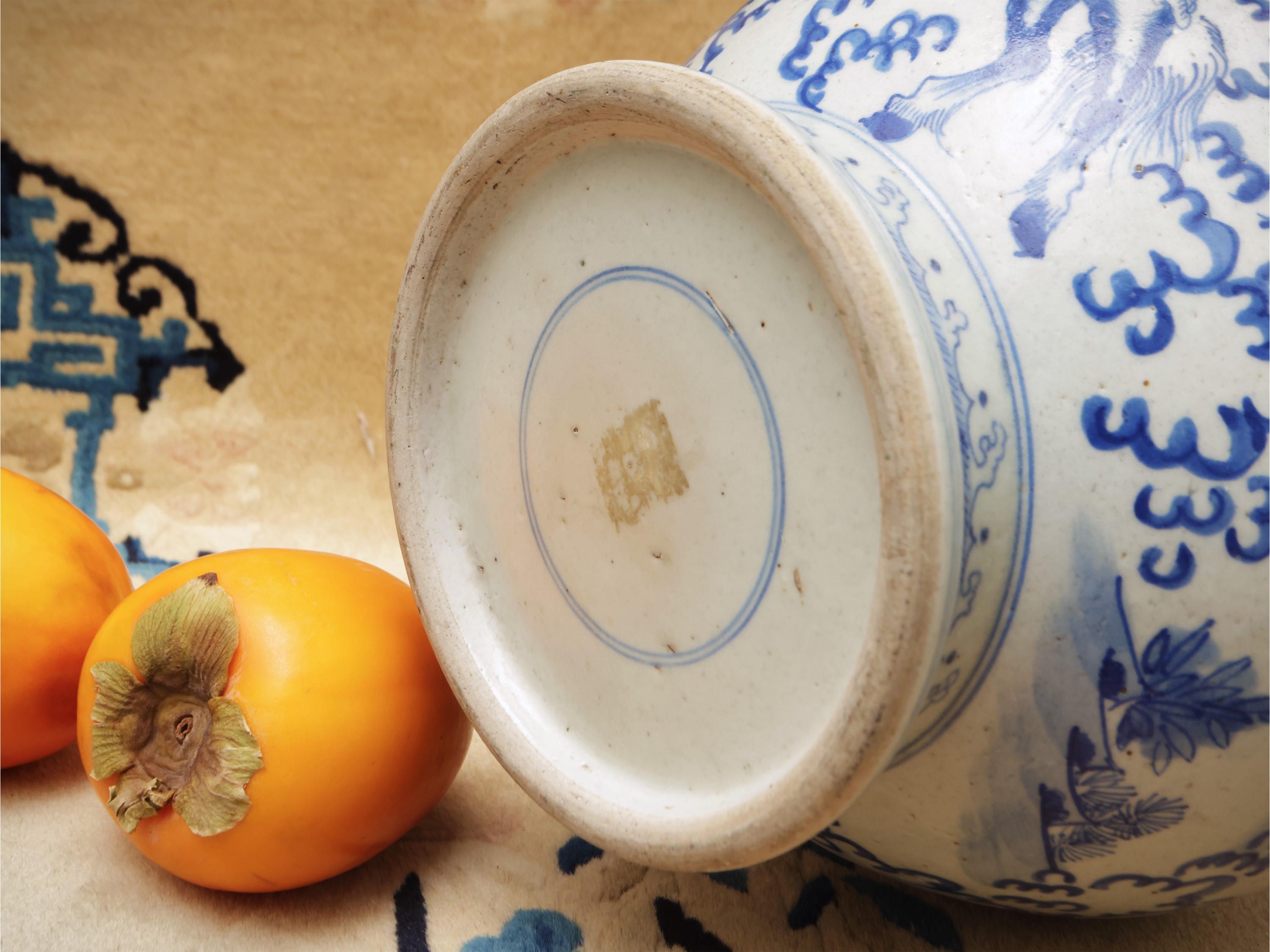 Vaso a forma di huagu in porcellana bianco blu con figure, Cina, periodo Repubblica
