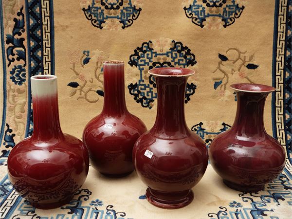 Gruppo di quattro vasi in porcellana a smalto rosso, Cina, fine dinastia Qing – anni 1950