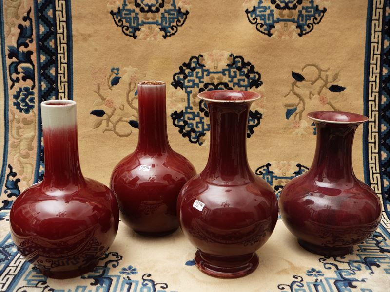 Gruppo di quattro vasi in porcellana a smalto rosso, Cina, fine dinastia Qing – anni 1950