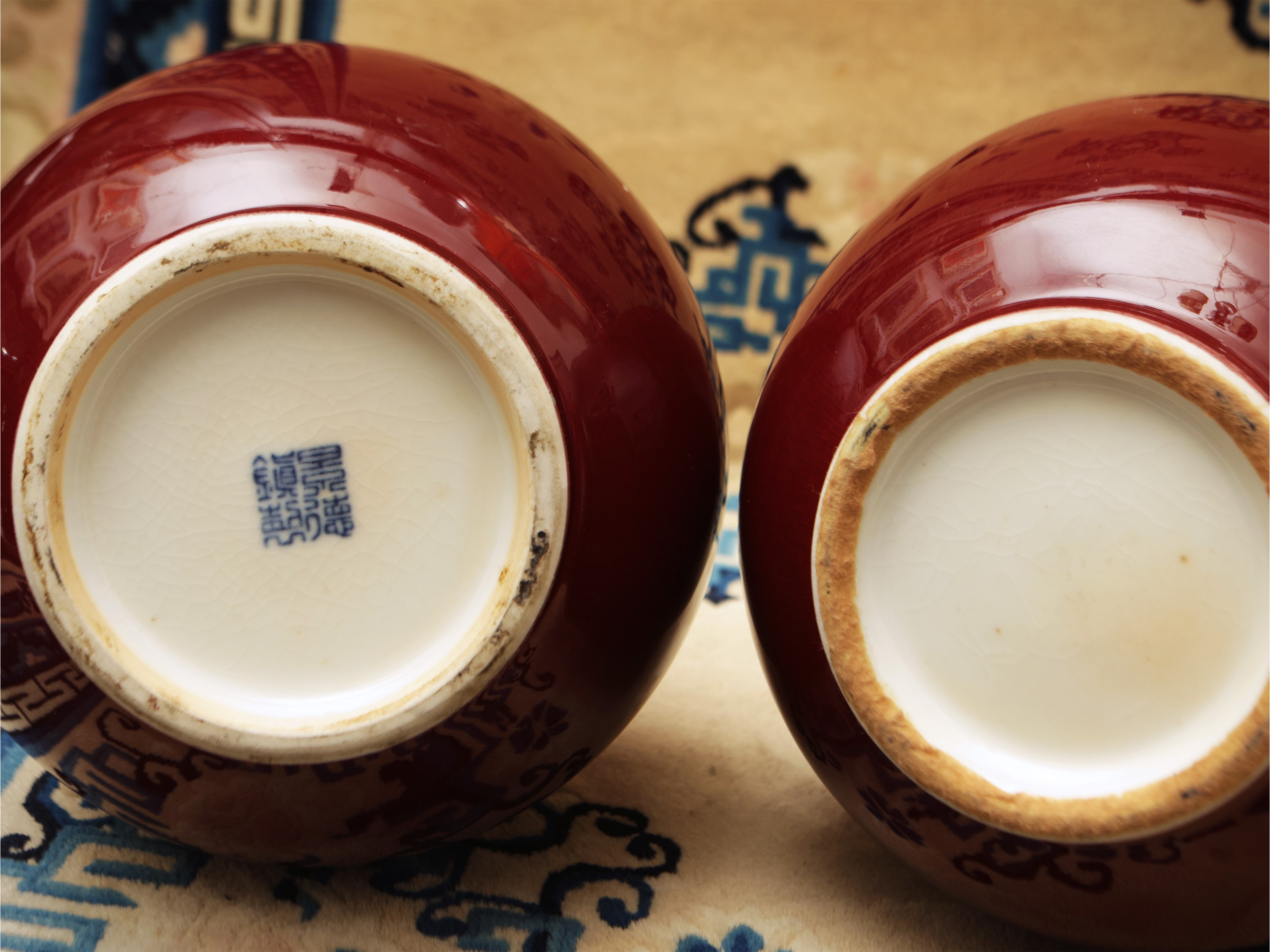 Gruppo di quattro vasi in porcellana a smalto rosso, Cina, fine dinastia Qing – anni 1950