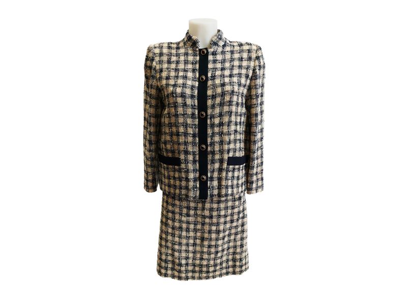 Tailleur sartoriale in tweed bouclé bianco e blu