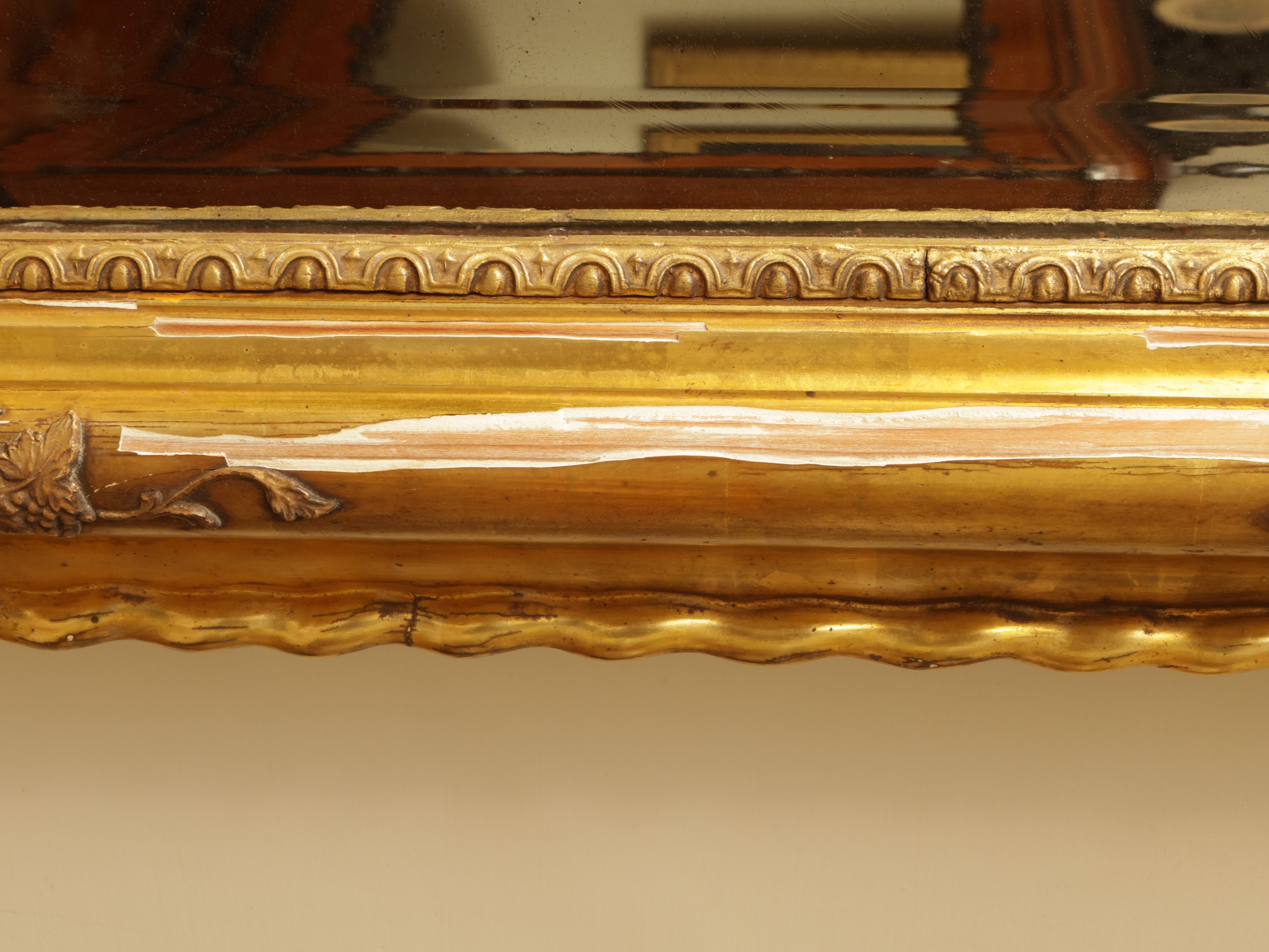 Specchiera Centinata con Cornice in Pastiglia Dorata