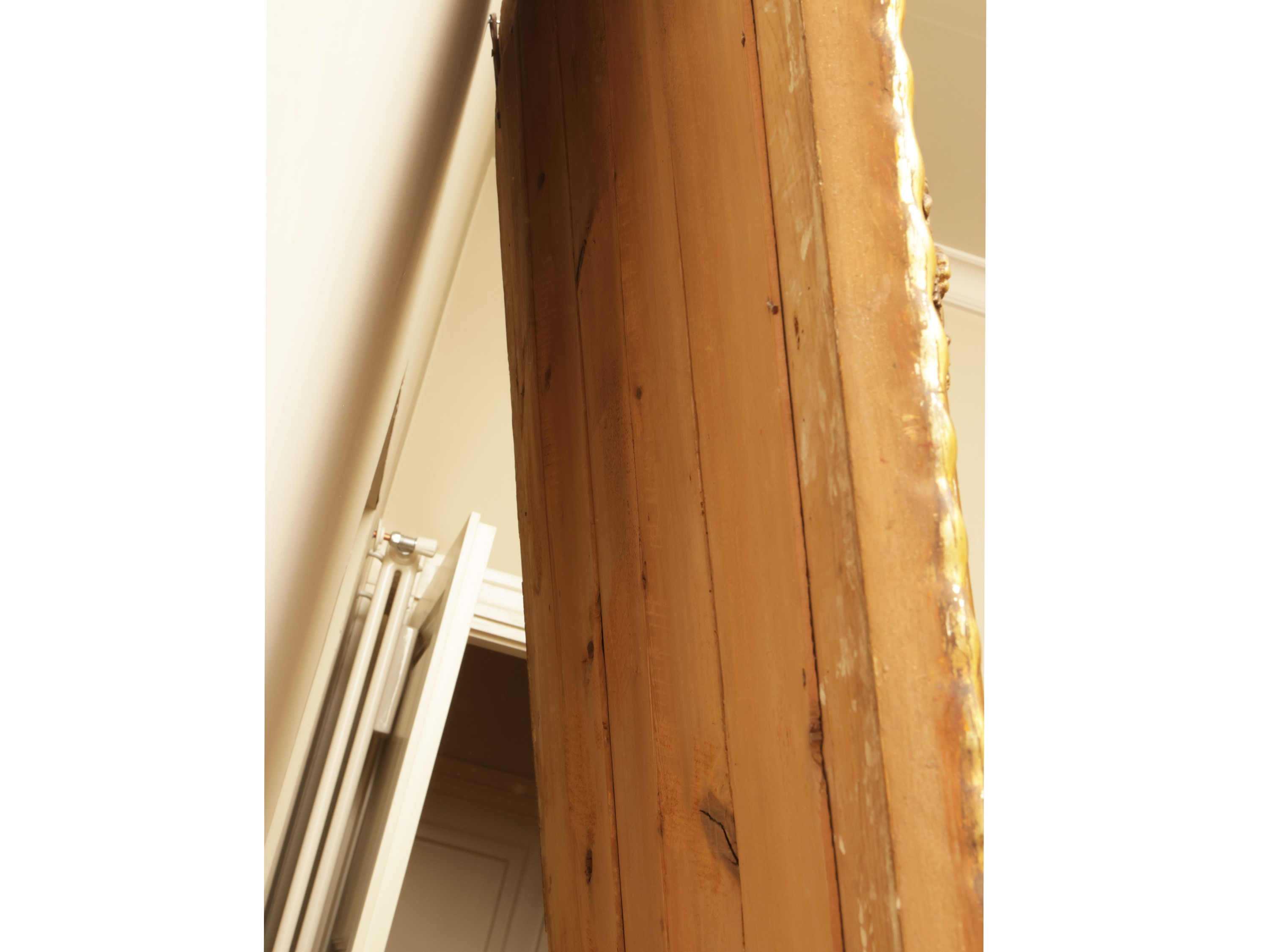 Specchiera Centinata con Cornice in Pastiglia Dorata
