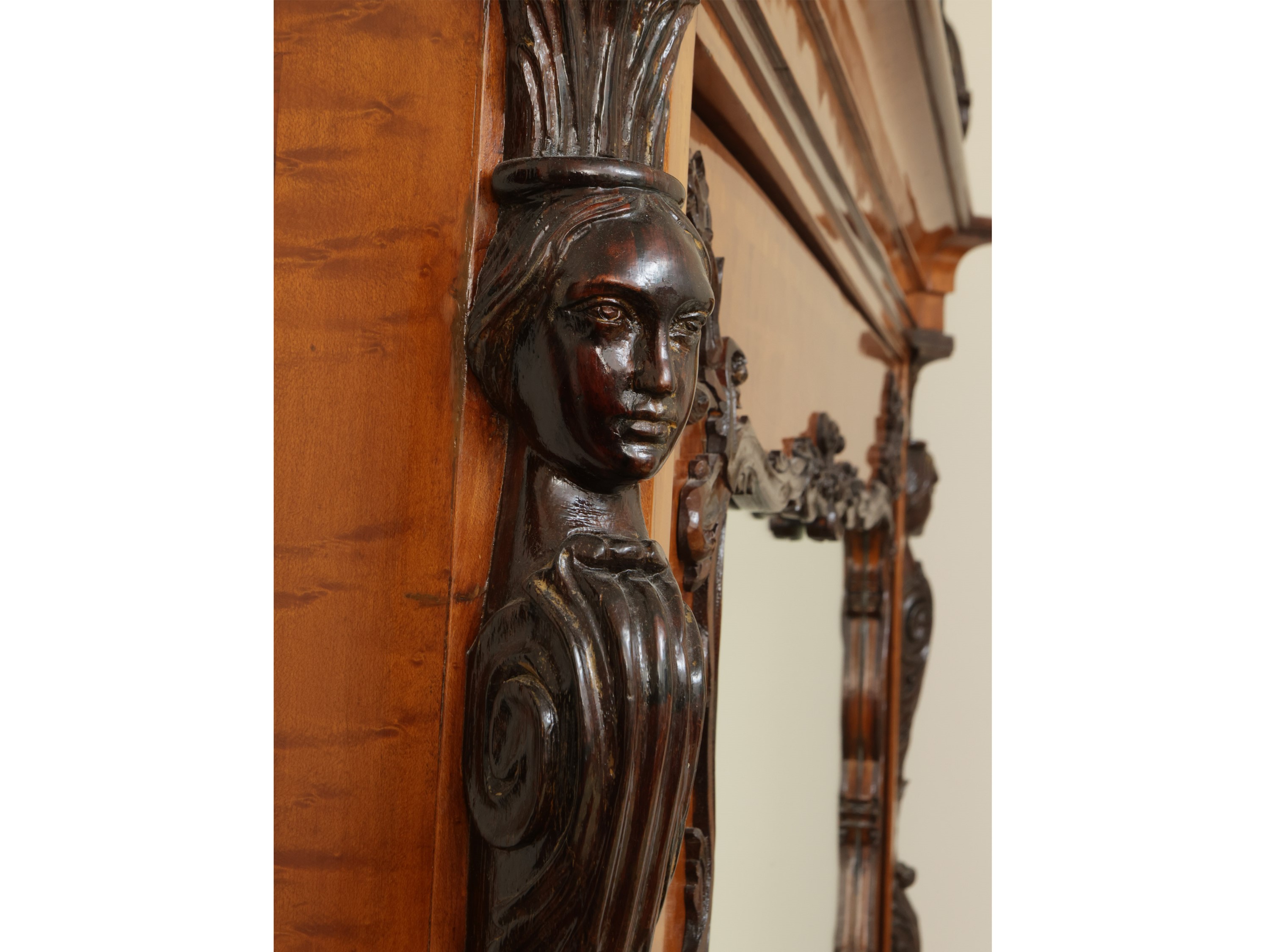 Armadio guardaroba impiallacciato in acero ed altre essenze