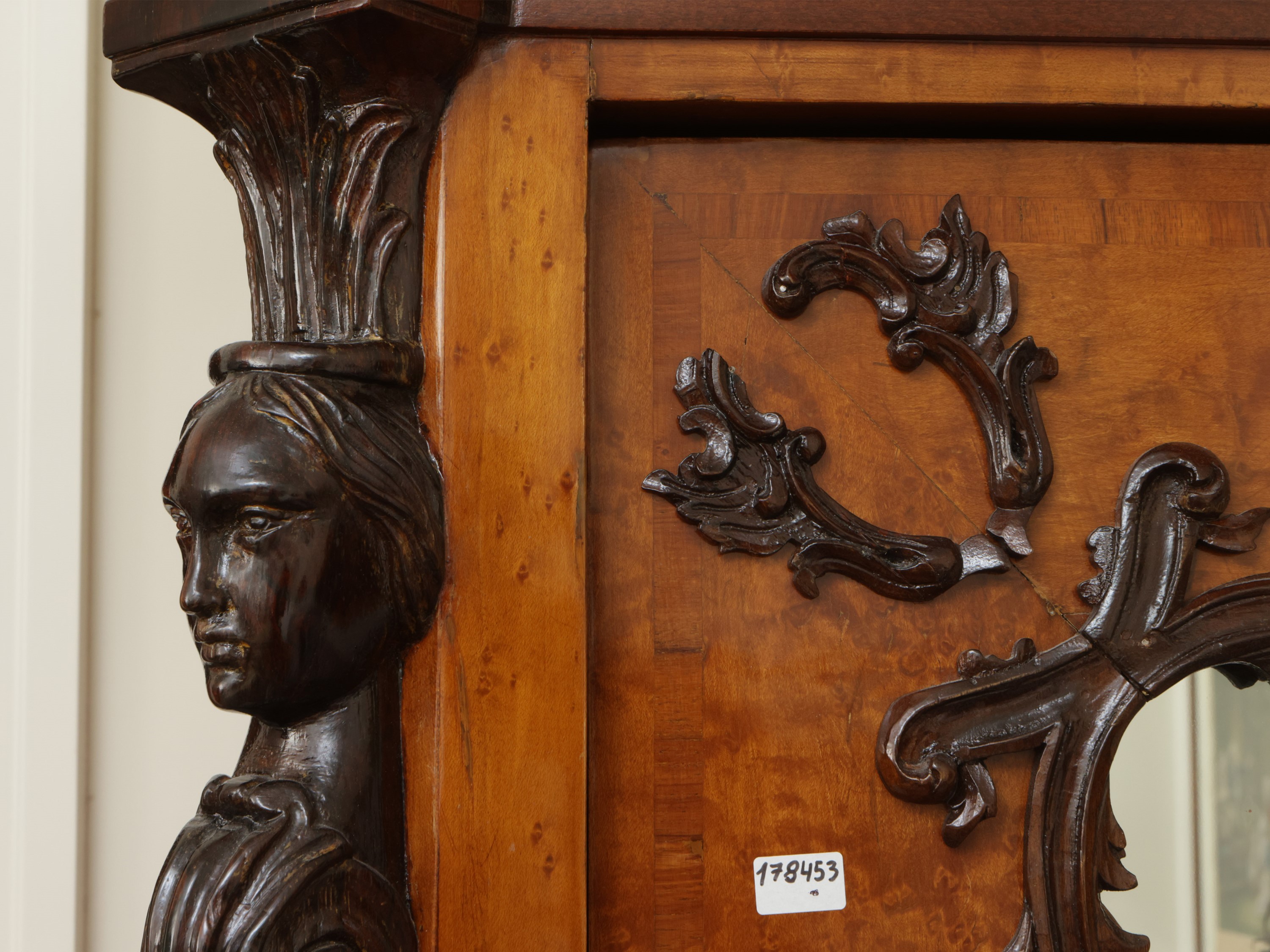 Armadio guardaroba impiallacciato in acero ed altre essenze