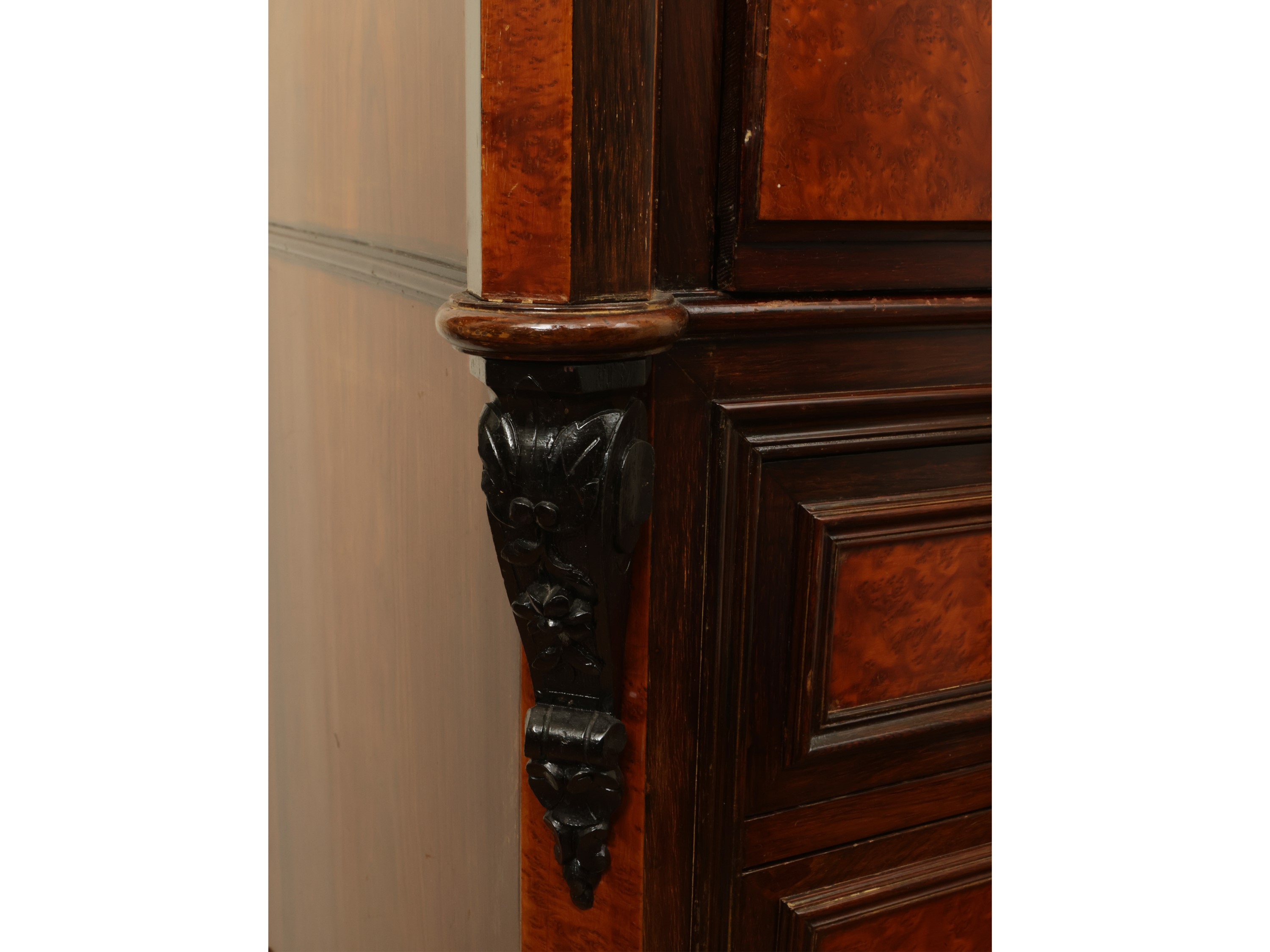 Cassettone scrittoio impiallacciato in radica di tuia ed altre essenze