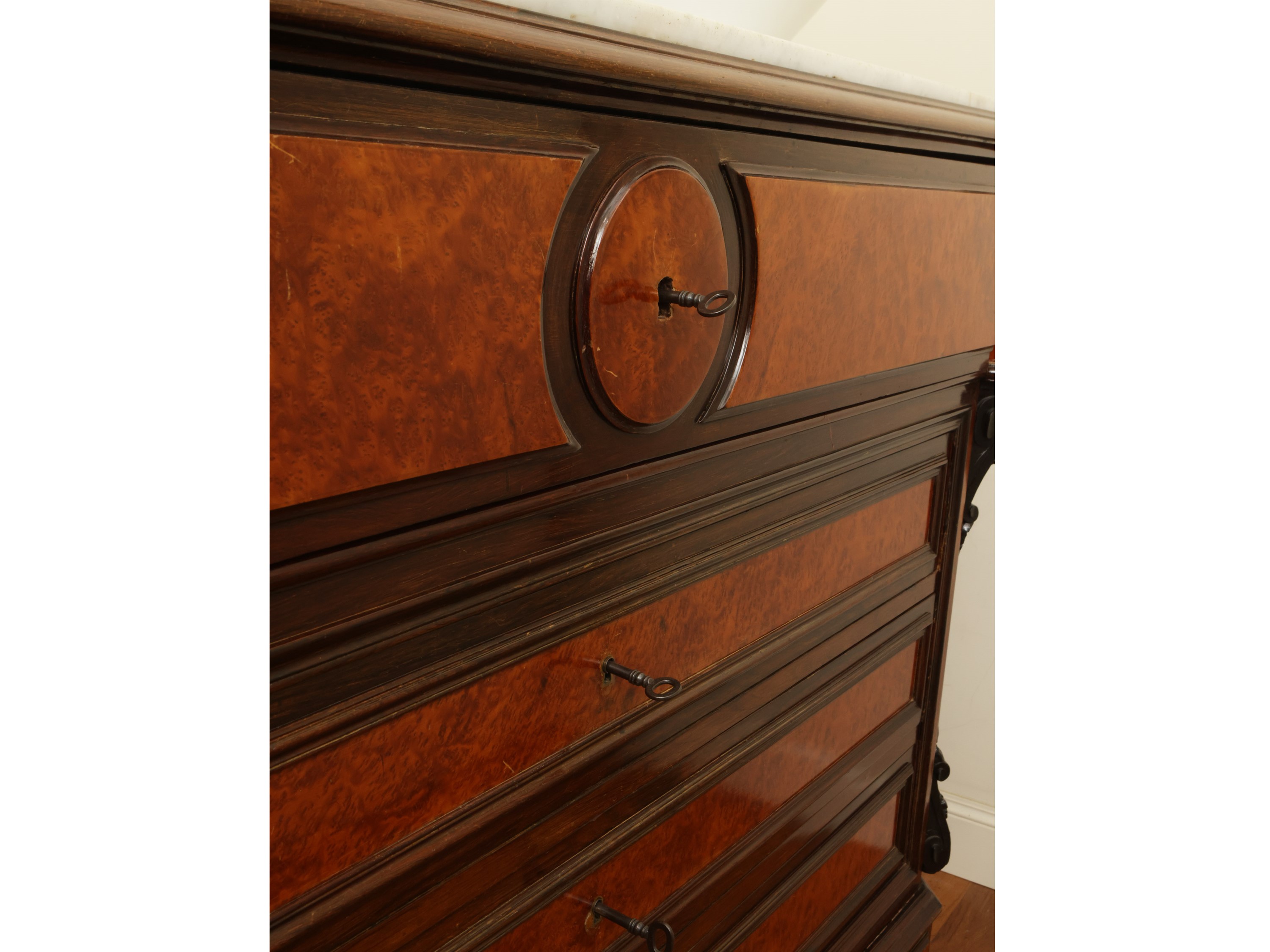 Cassettone scrittoio impiallacciato in radica di tuia ed altre essenze