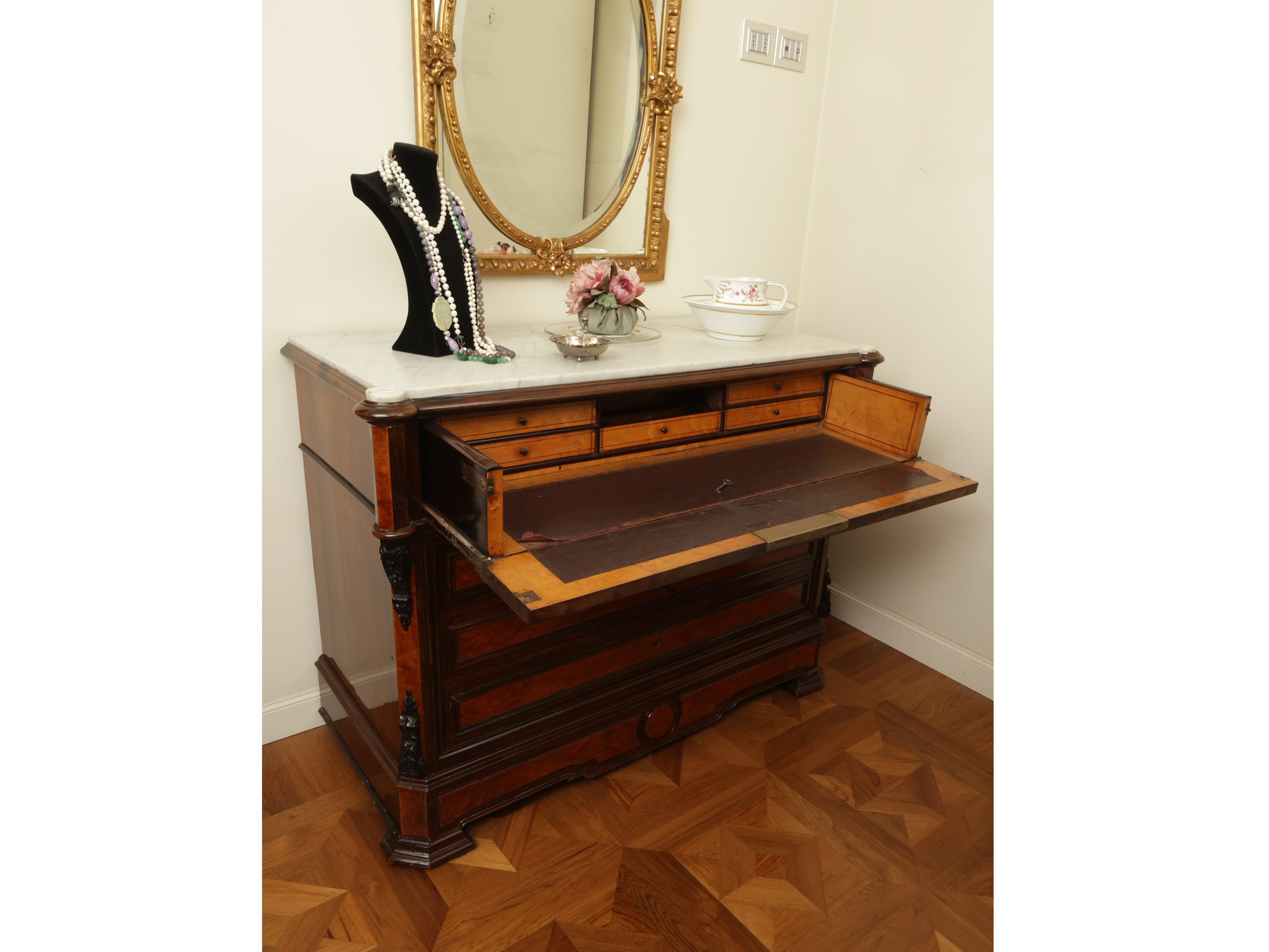 Cassettone scrittoio impiallacciato in radica di tuia ed altre essenze