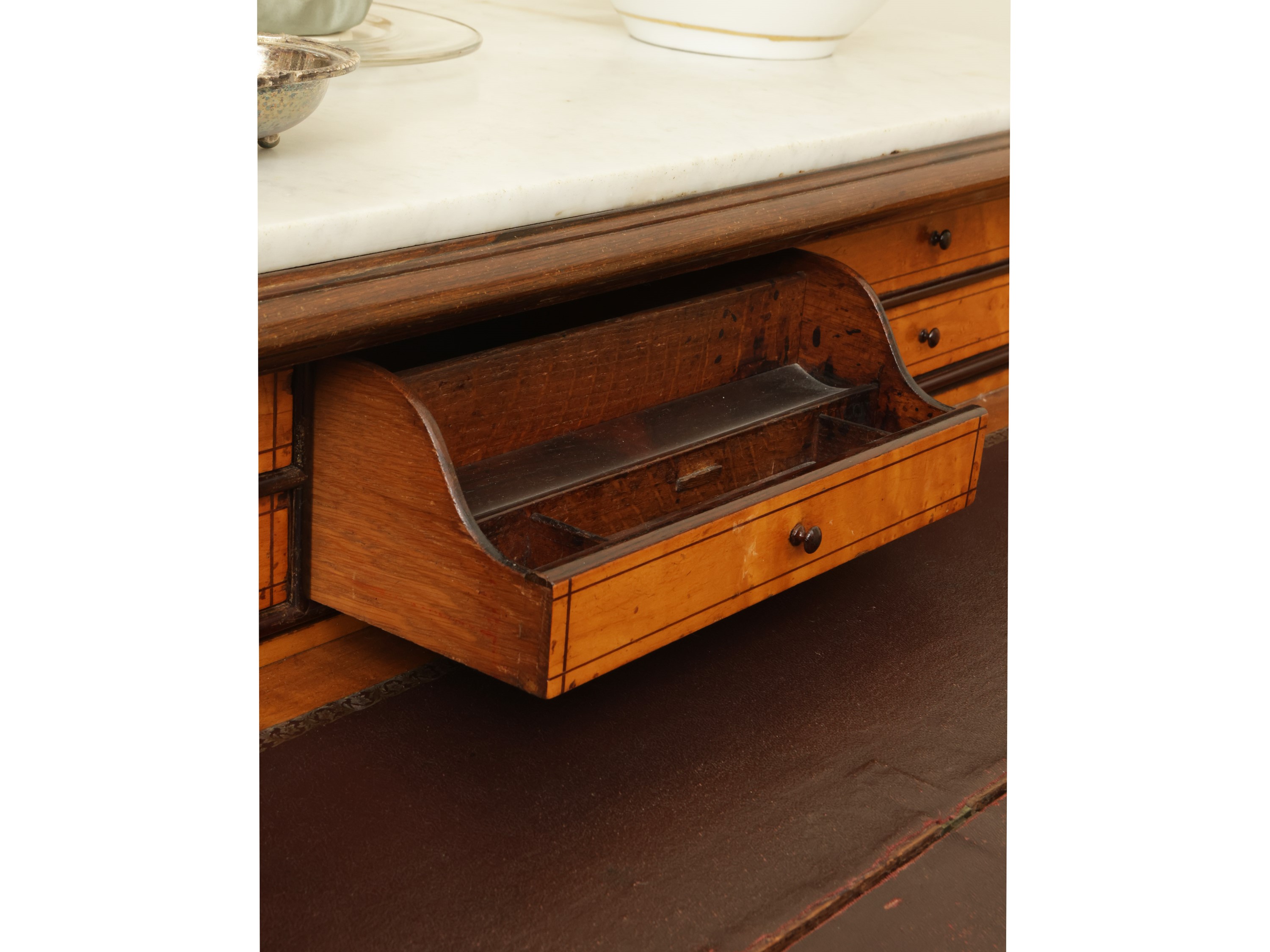 Cassettone scrittoio impiallacciato in radica di tuia ed altre essenze