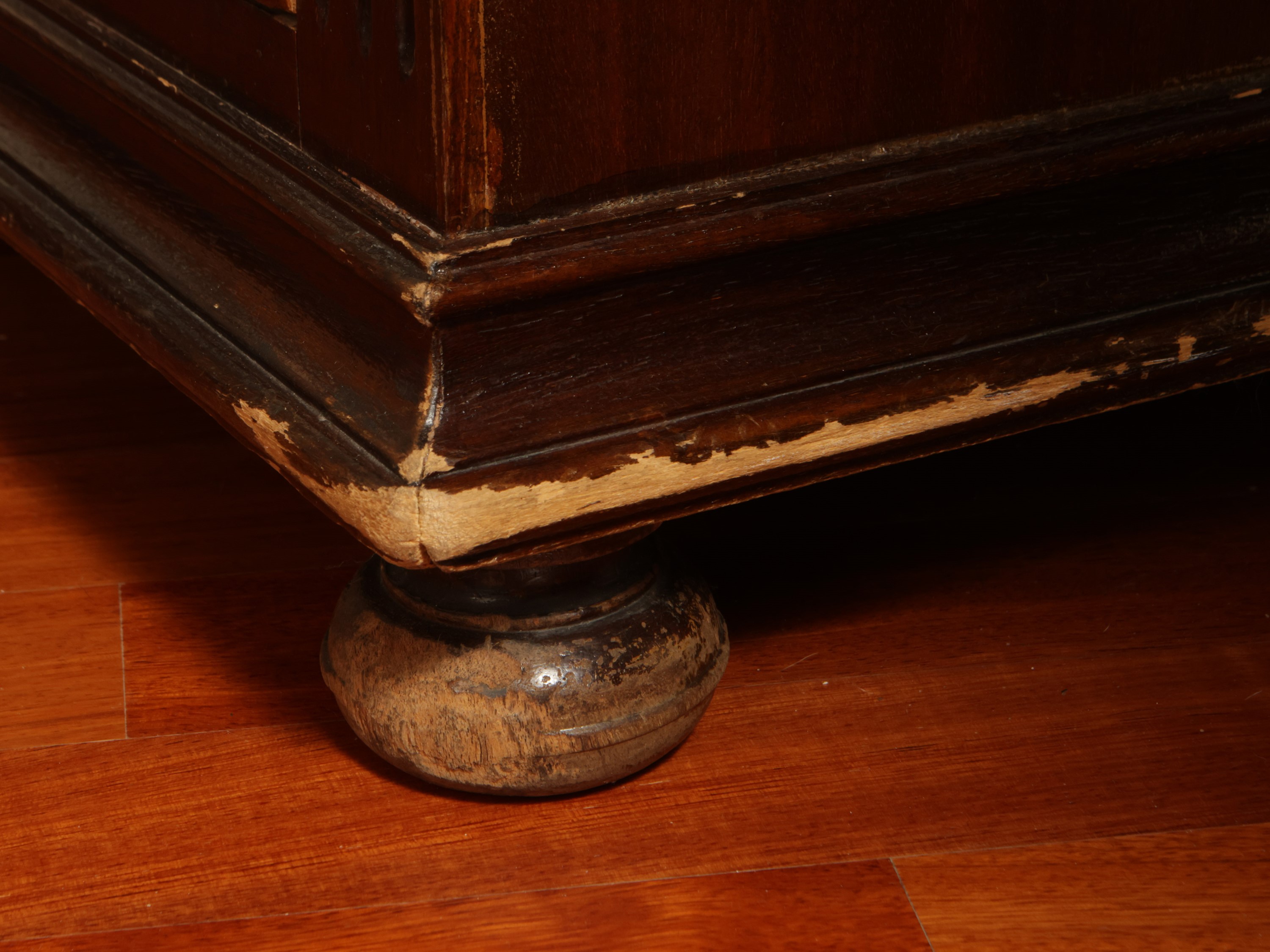 Scrivania a banco da centro in noce