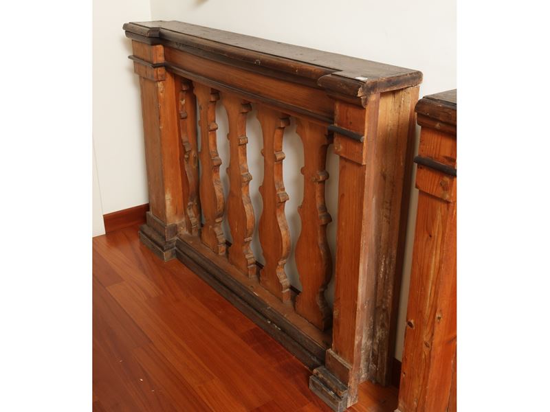 Due frammenti di balaustra in legno tenero