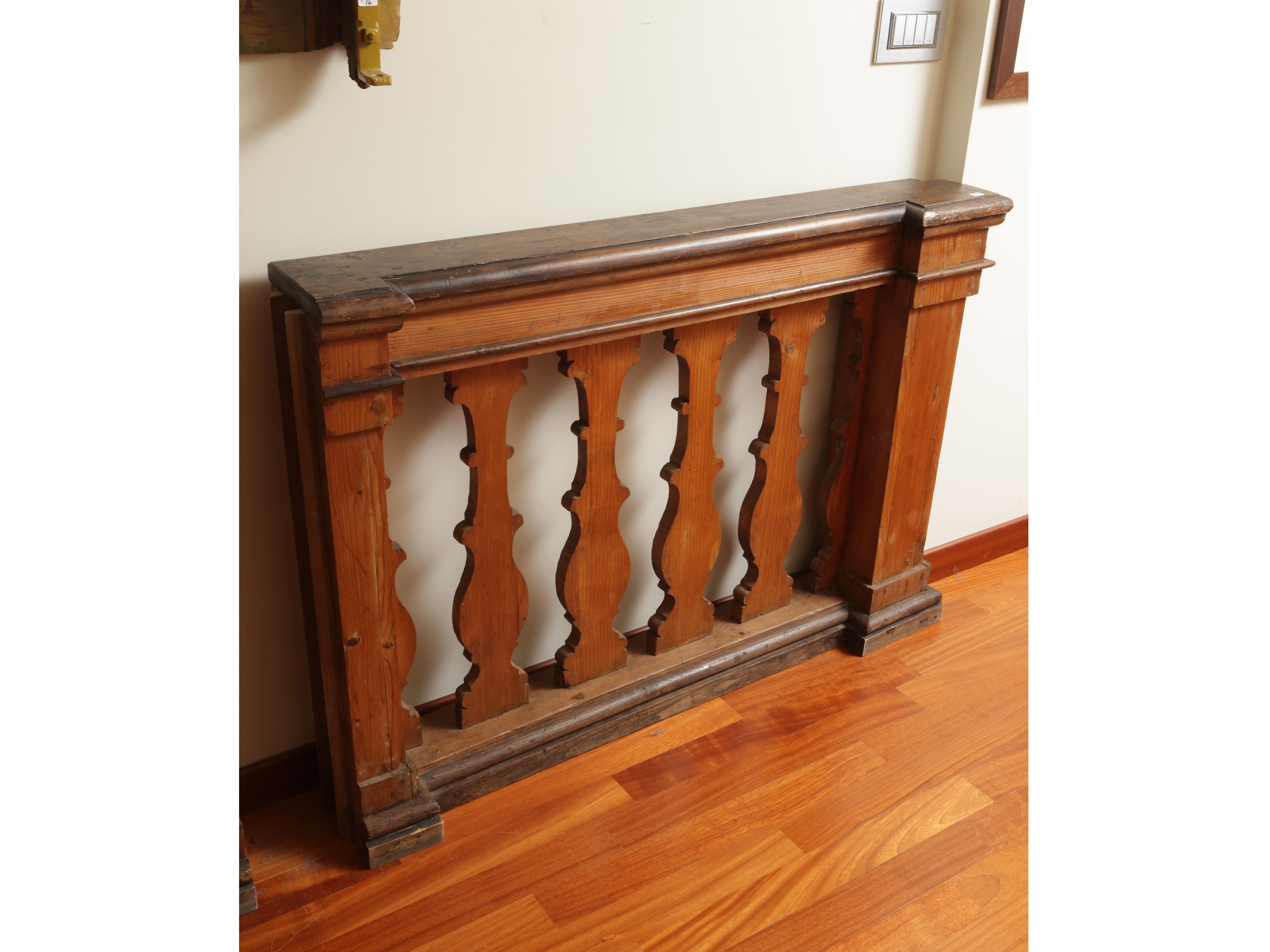 Due frammenti di balaustra in legno tenero