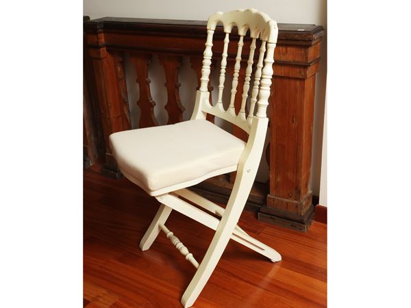 Serie di otto sedie pieghevoli in legno laccato avorio