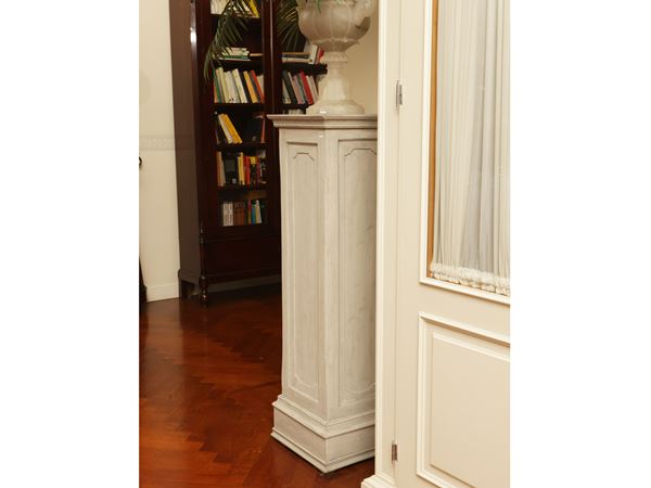 Wooden vase column
