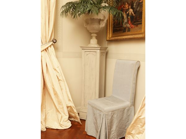 Wooden vase column