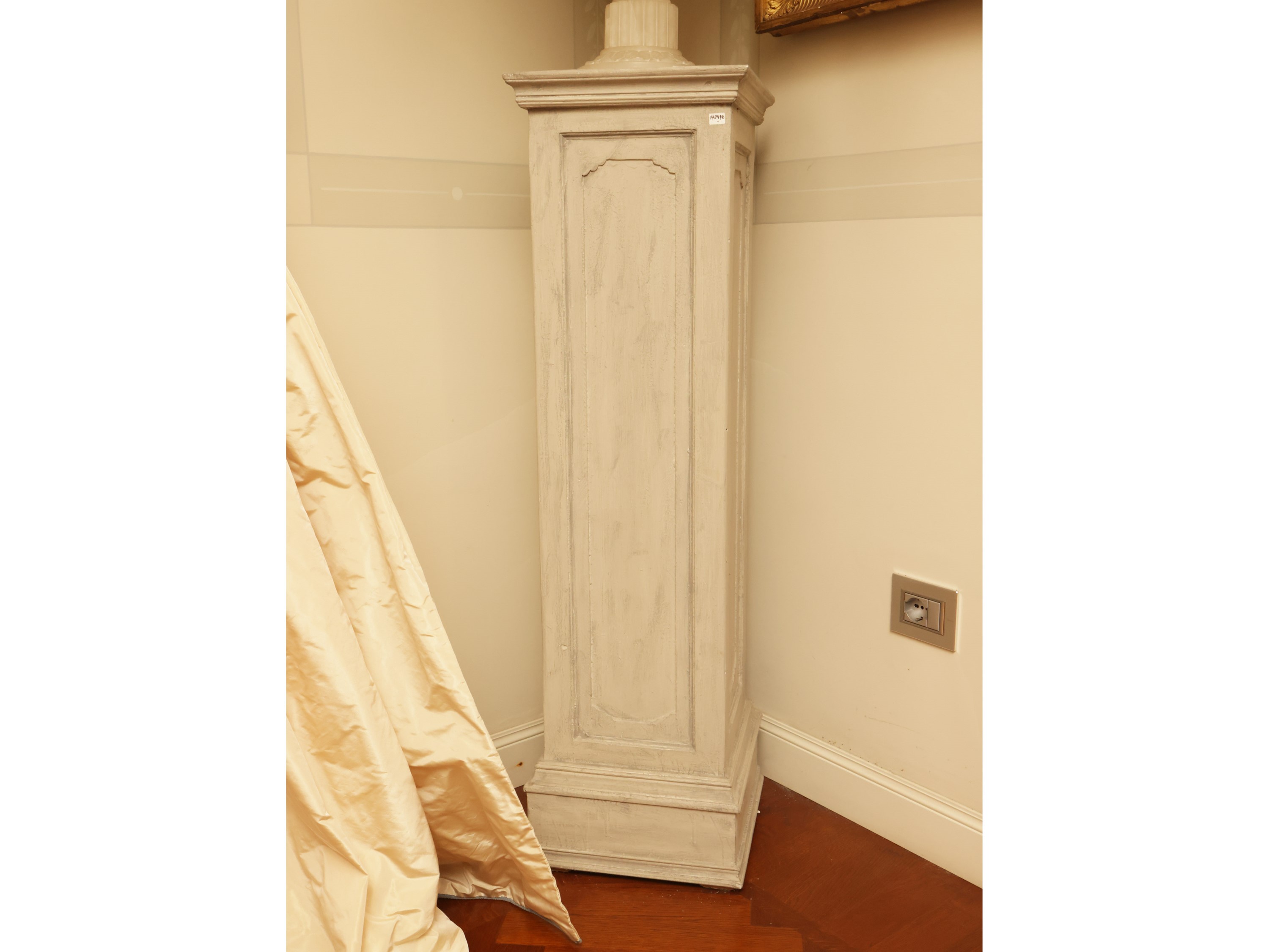Colonna Portavasi in Legno