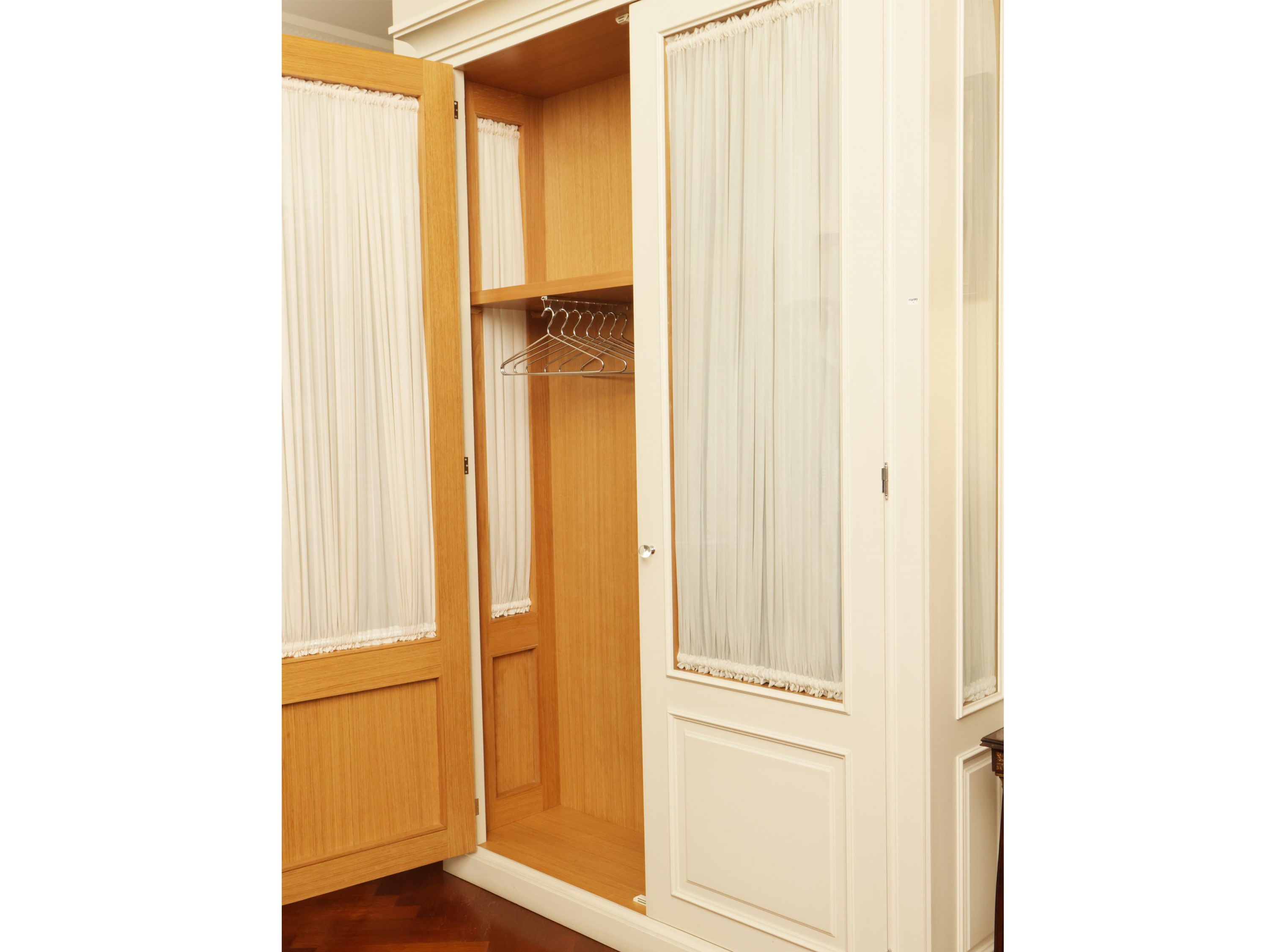 Armadio guardaroba per ingresso in legno laccato bianco