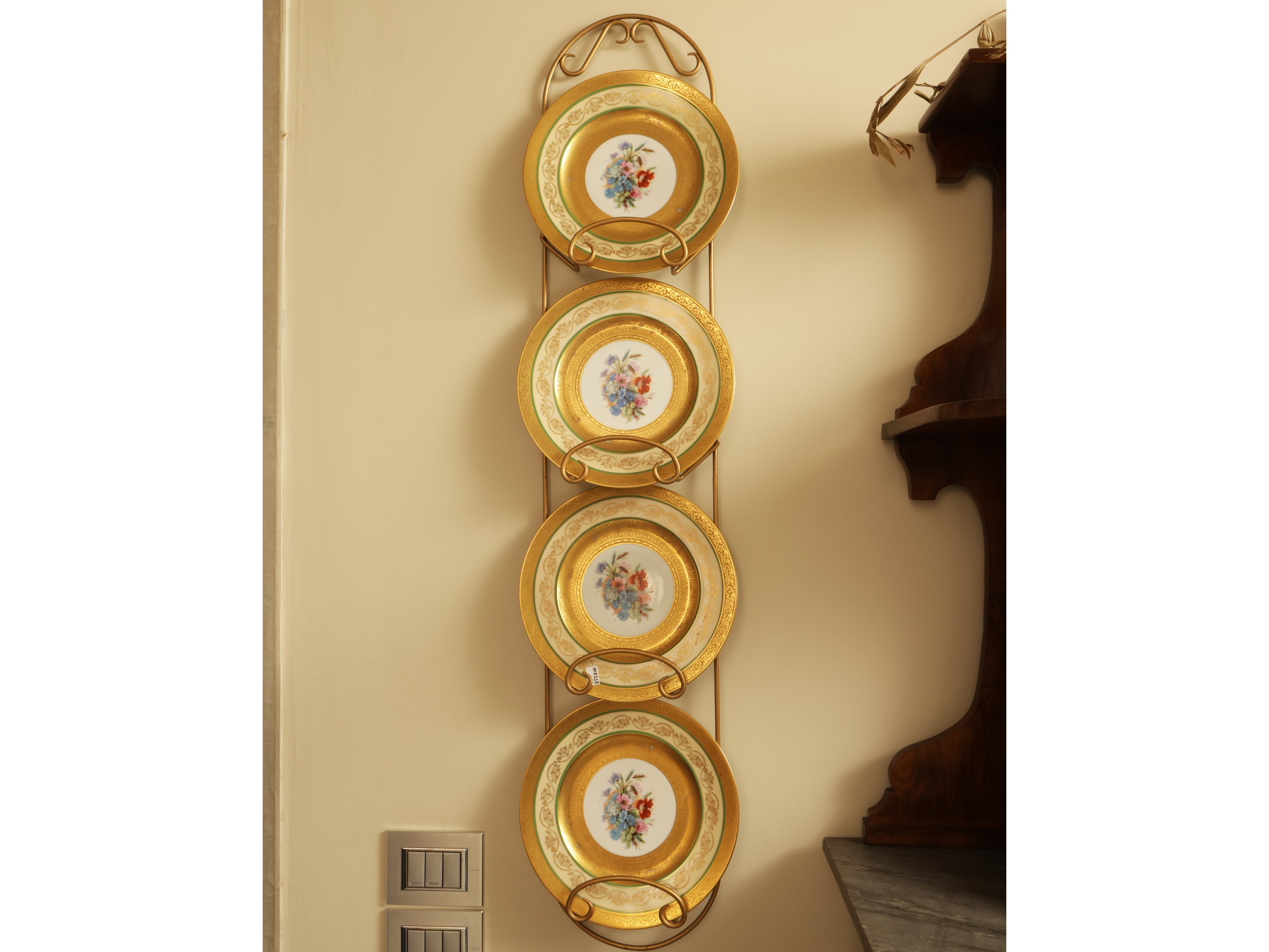 Serie di Quattro Piatti Decorativi in Porcellana Tedesca