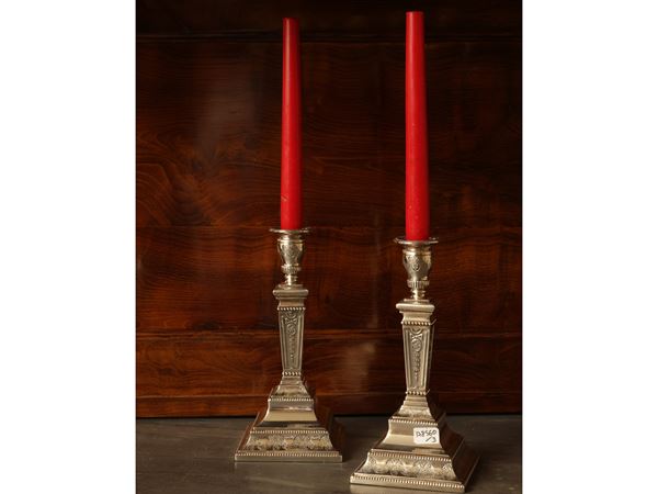 Accessories to decorate the table in silver metal