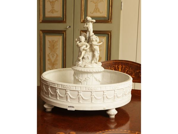 Large biscuit fountain-shaped centrepiece