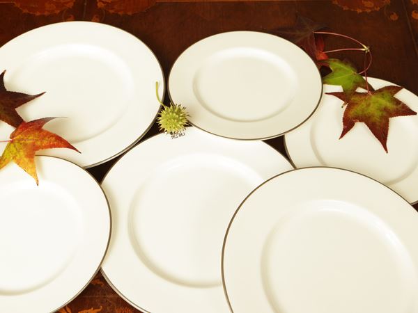 Assortimento di ventiquattro piatti di servizio in porcellana
