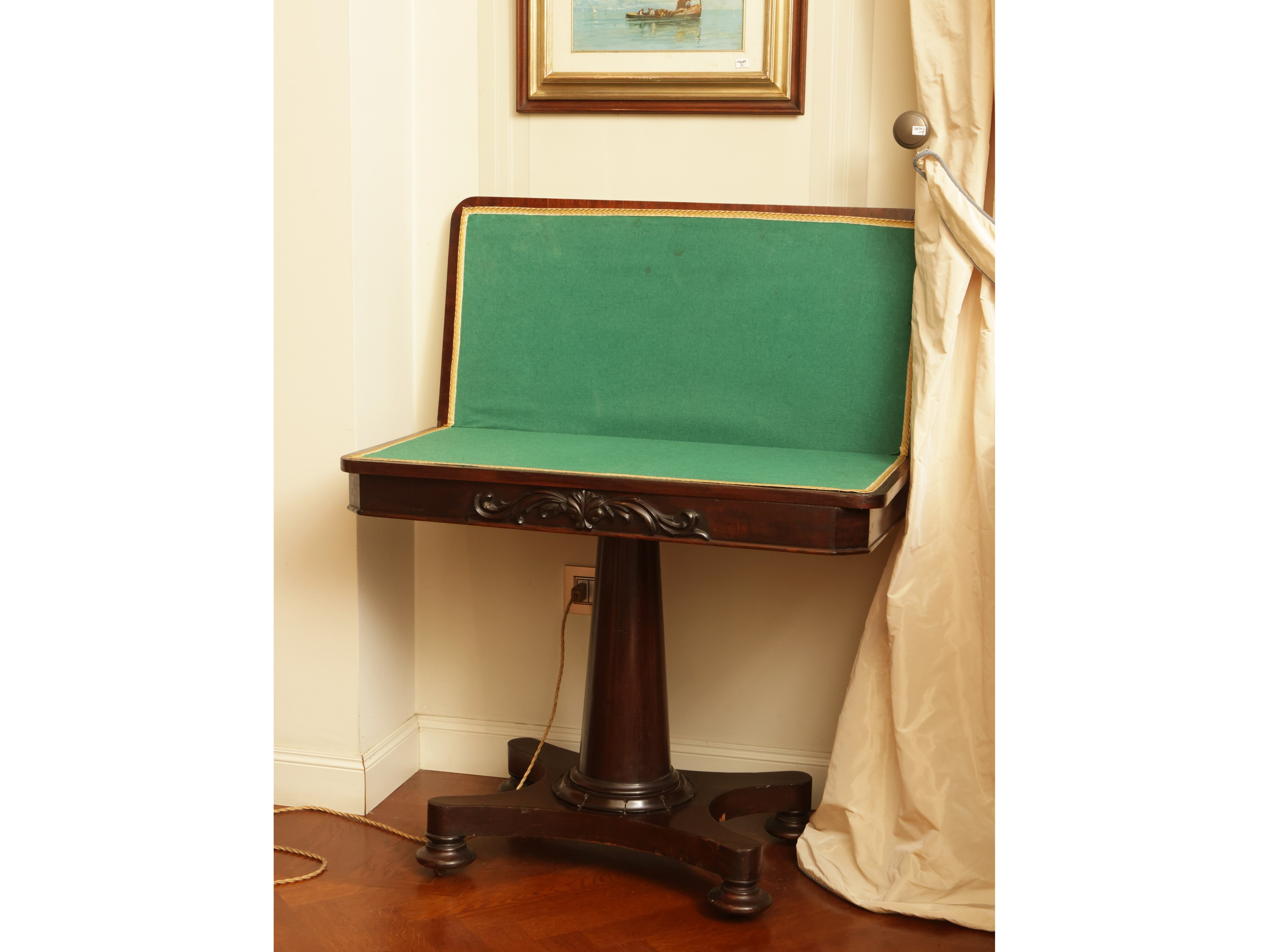 Tavolino da gioco a libro impiallacciato in mogano e piuma di mogano