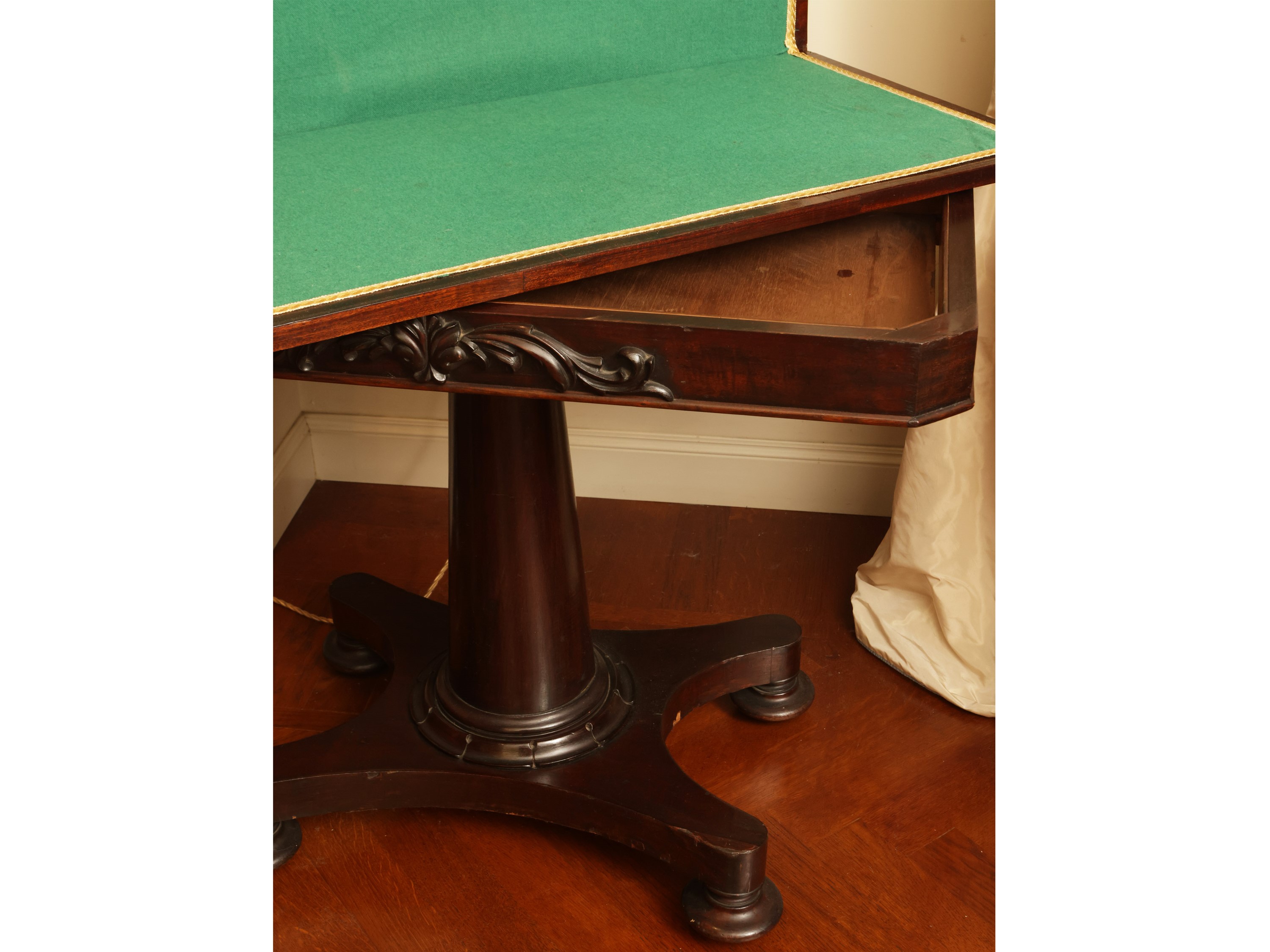 Tavolino da gioco a libro impiallacciato in mogano e piuma di mogano