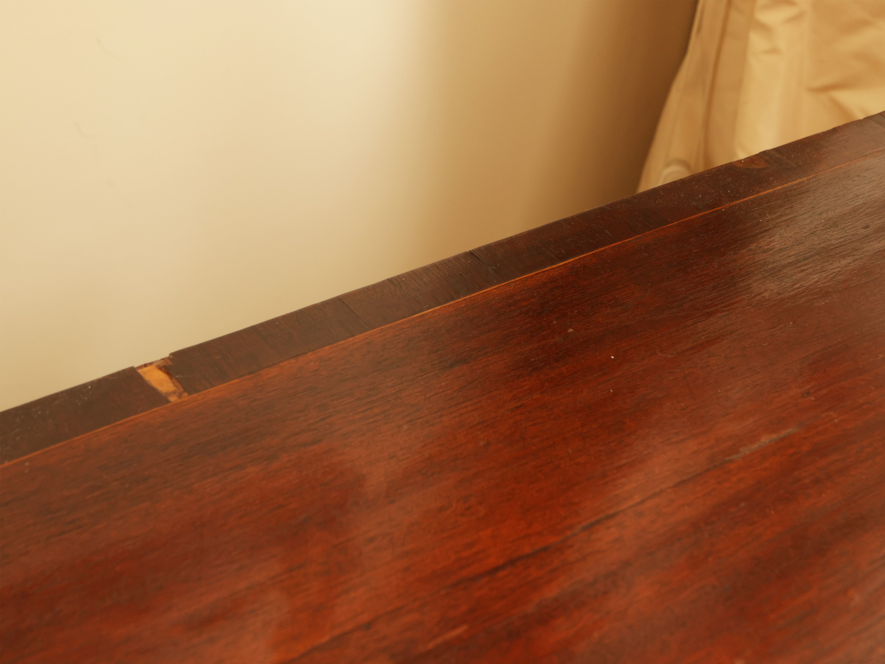 Tavolino da gioco a libro impiallacciato in mogano e piuma di mogano