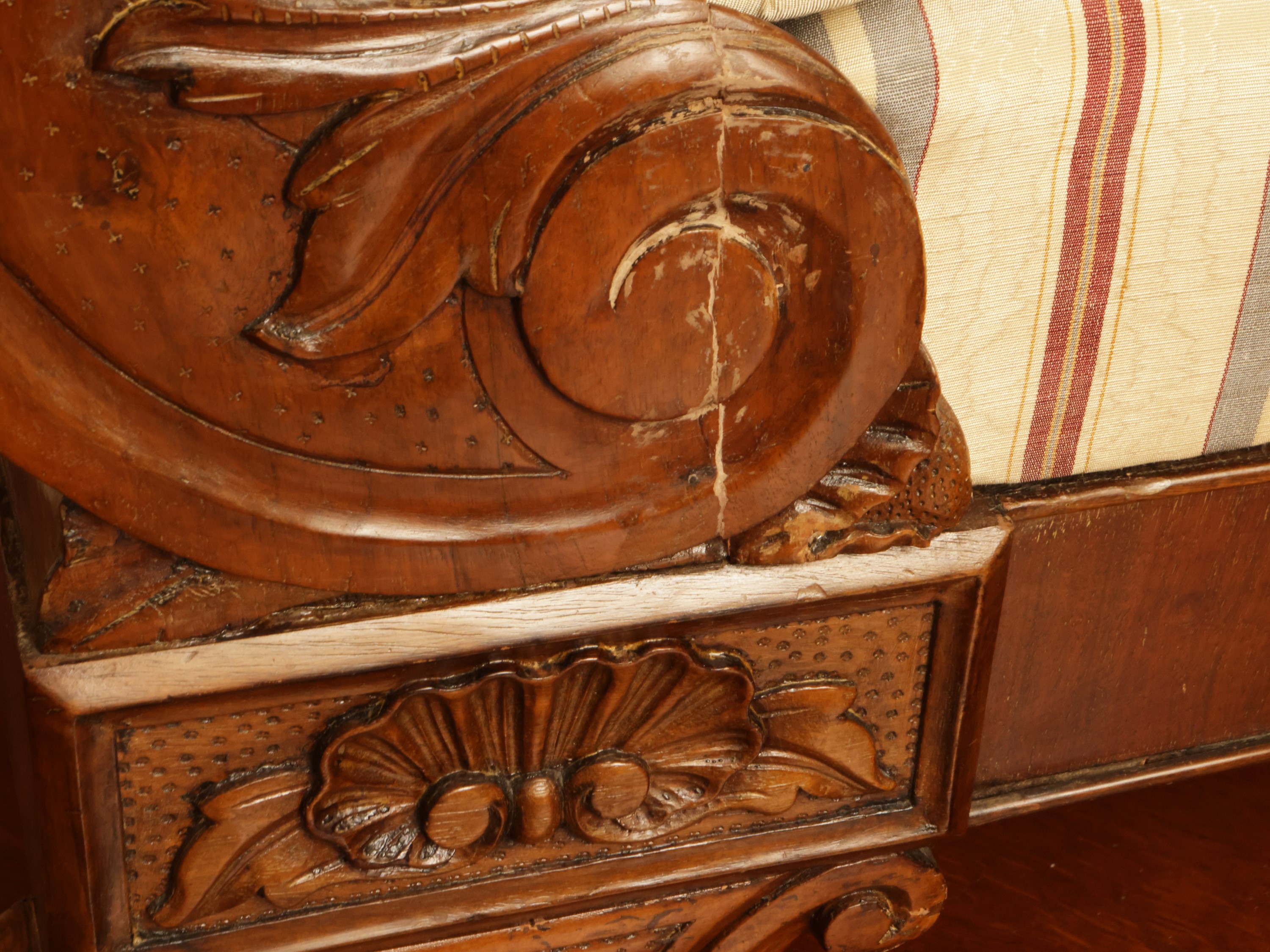 Divano a barca in noce