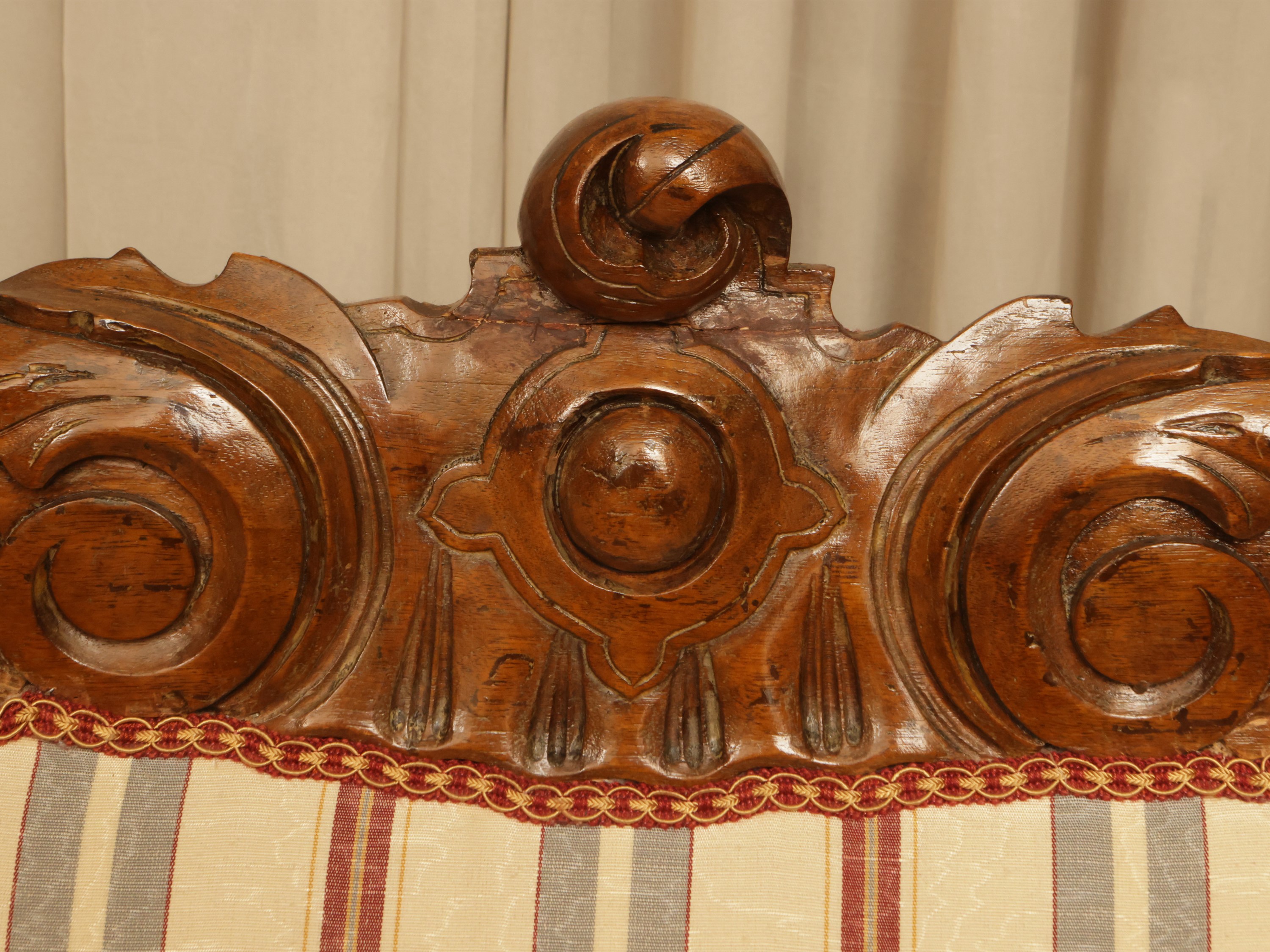 Divano a barca in noce