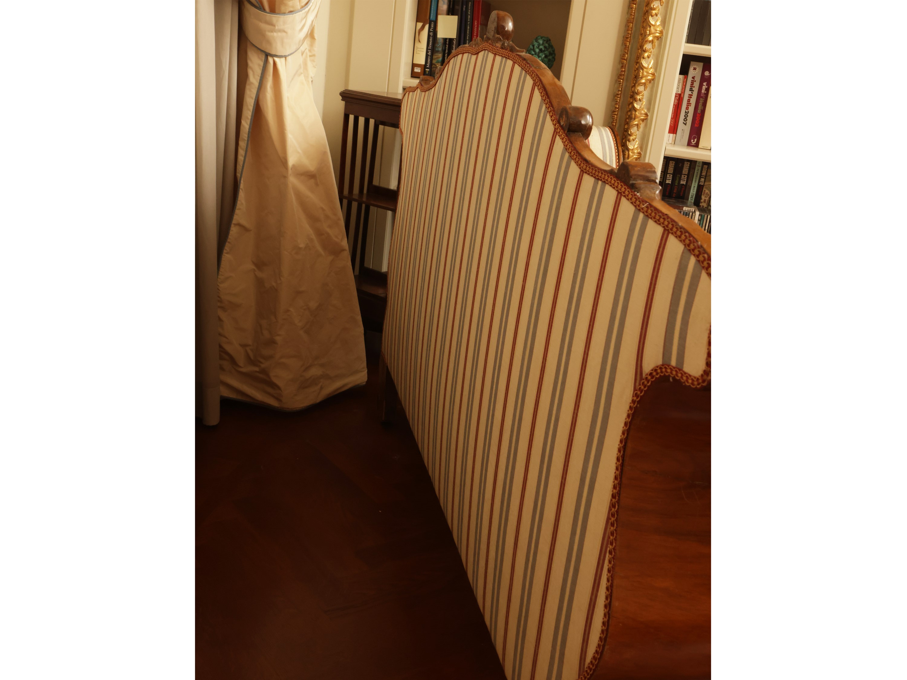 Divano a barca in noce