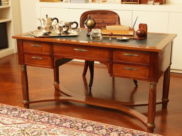 Center desk in mahogany veneer