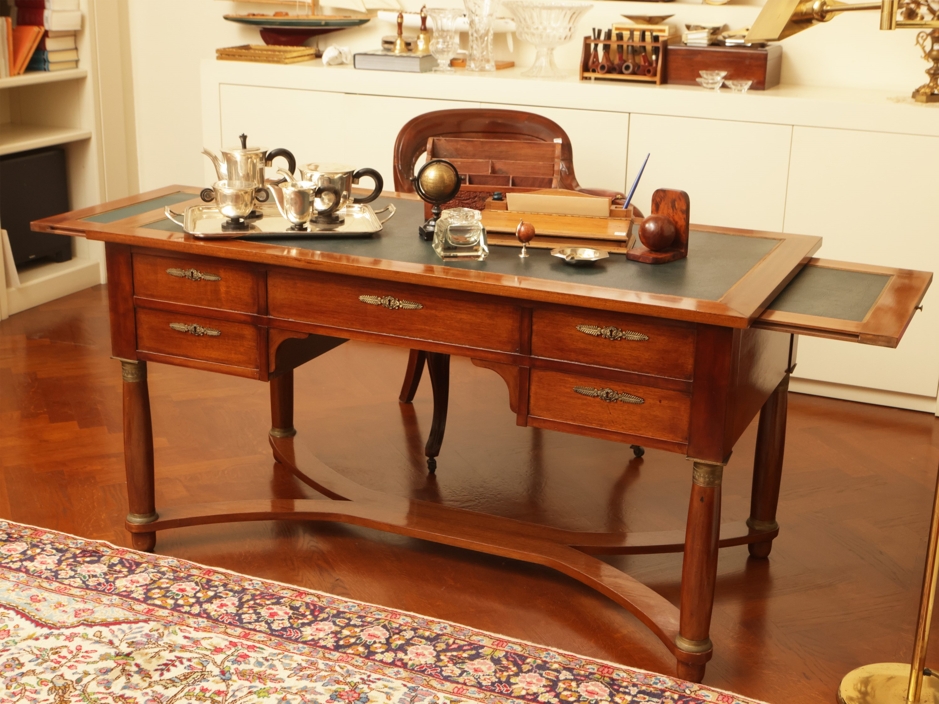 Scrivania da centro impiallacciata in mogano