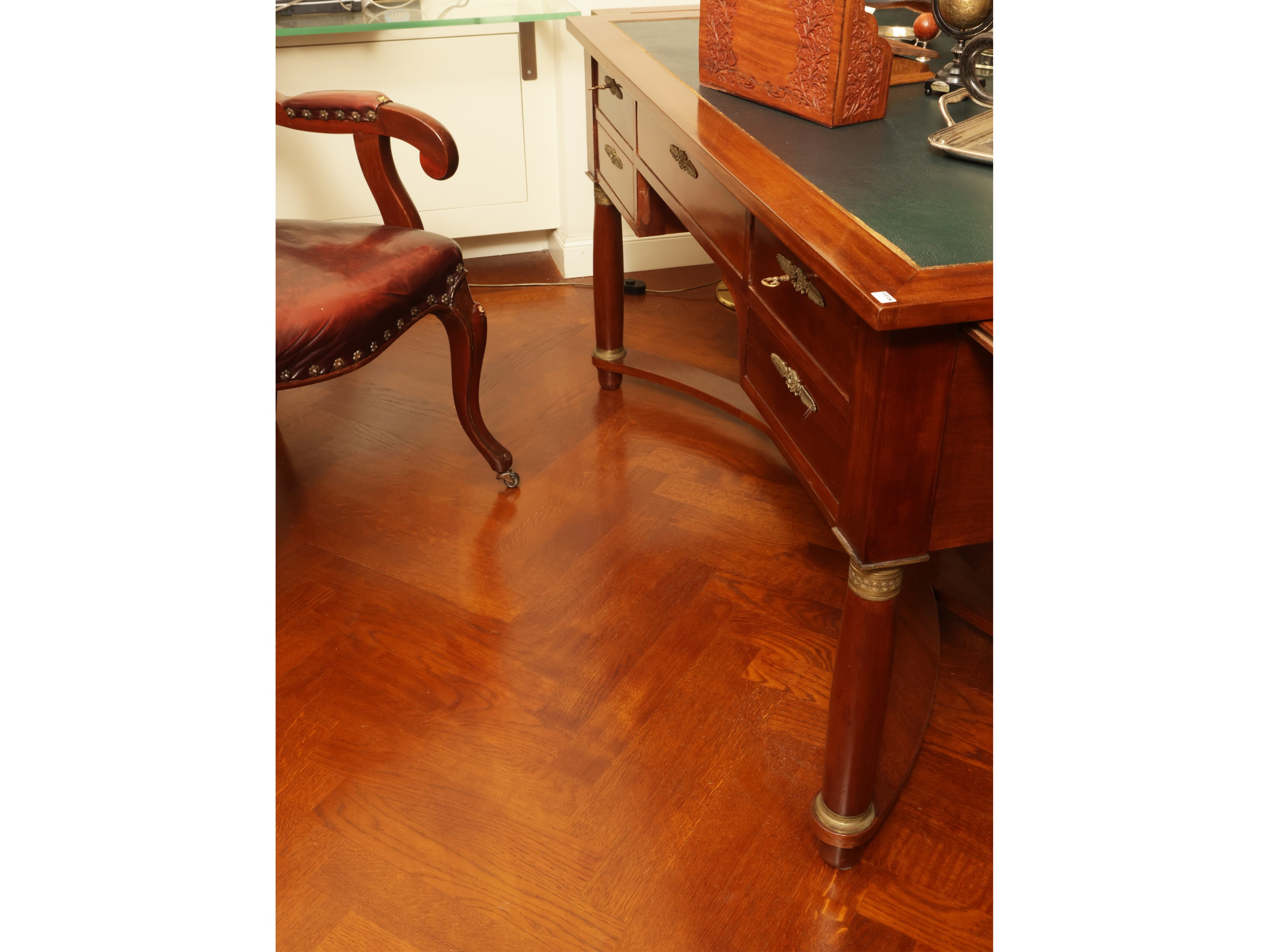 Scrivania da centro impiallacciata in mogano