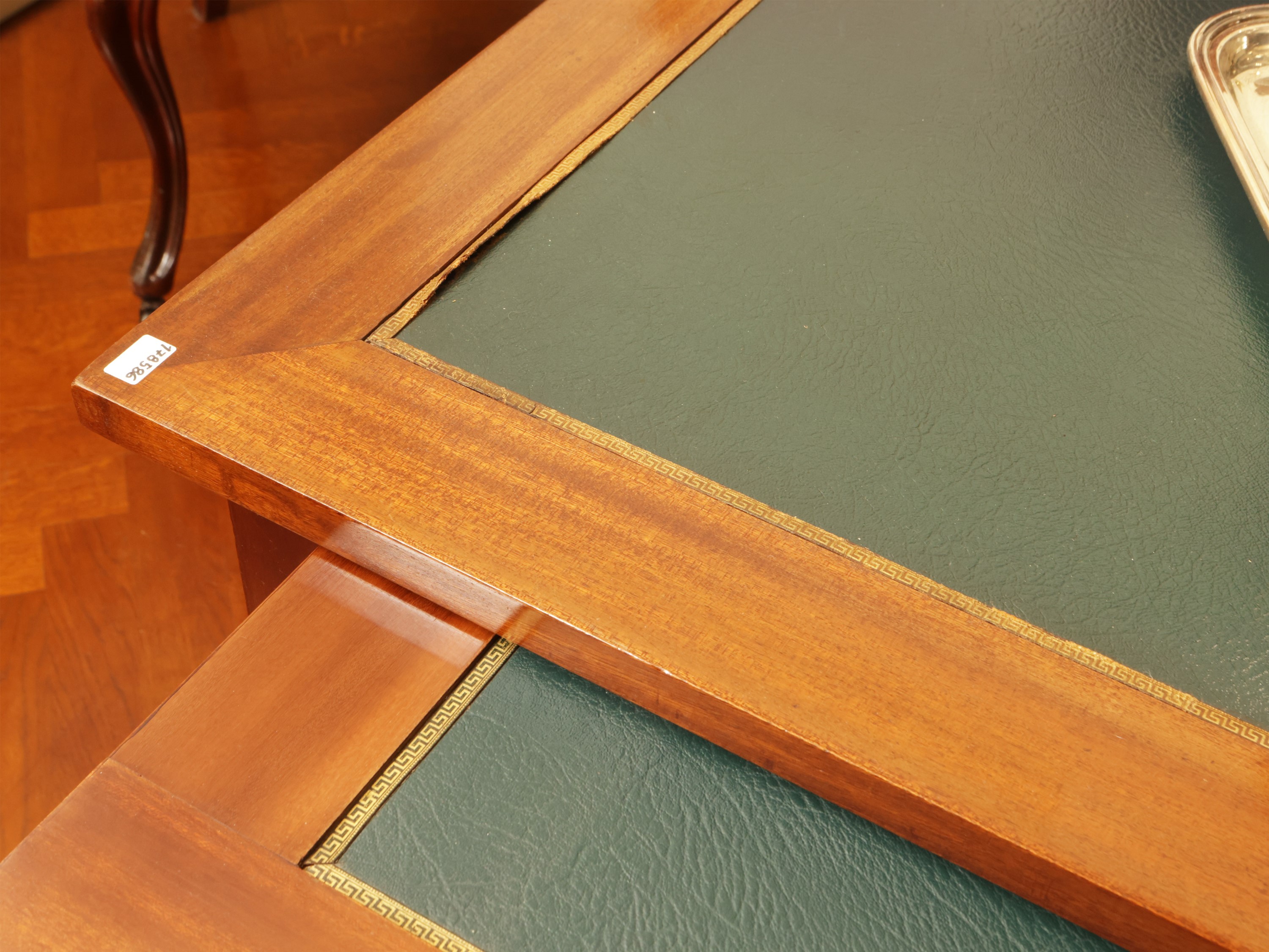 Scrivania da centro impiallacciata in mogano