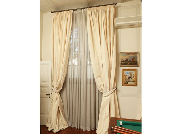 Ivory colored silk taffeta curtain